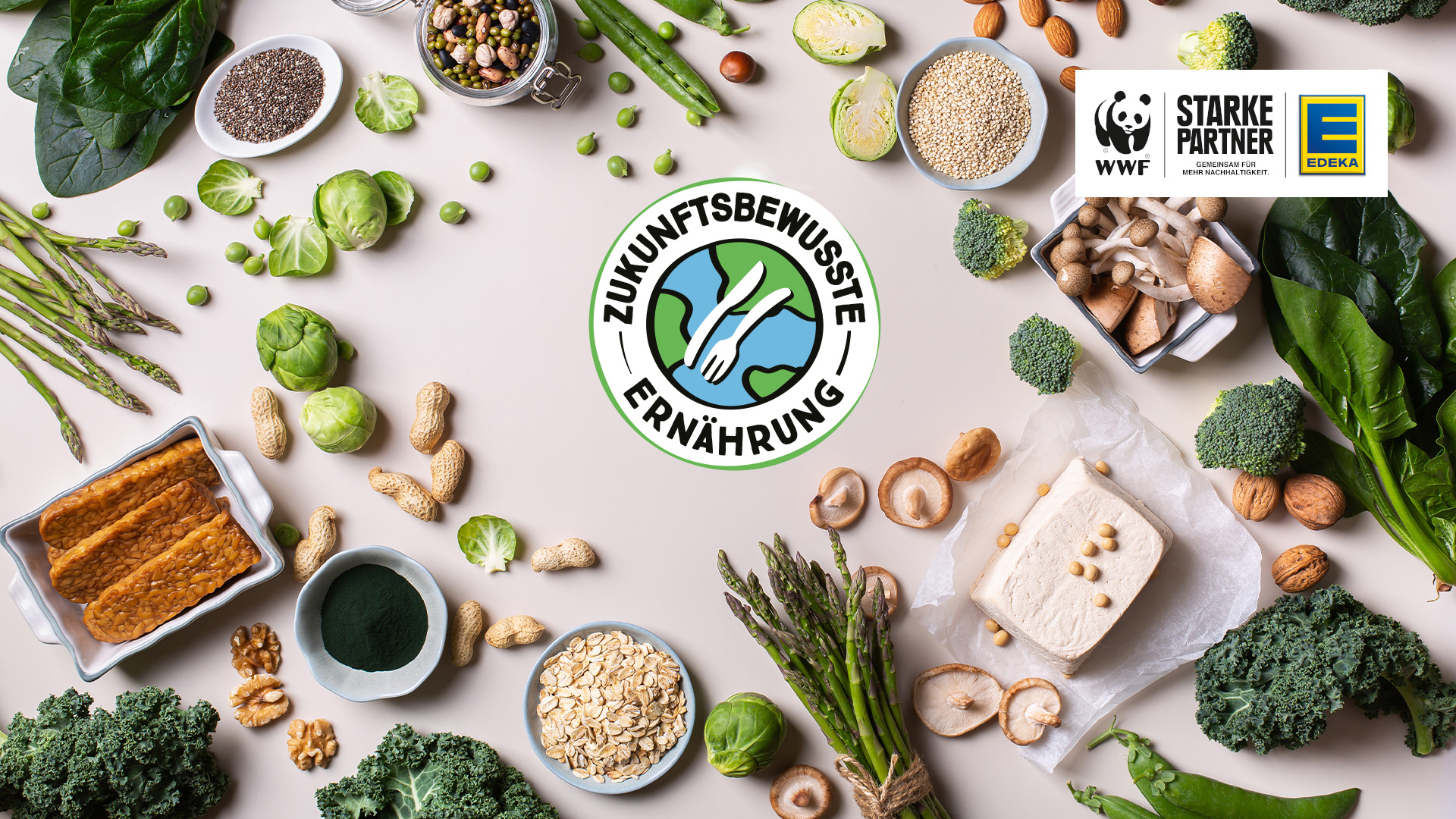 Grünes Gemüse, Pilze, Tofu, Tempeh und Nüsse, das EDEKA & WWF-Partnerschafts-Logo sowie ein Nachhaltigkeits-Logo
