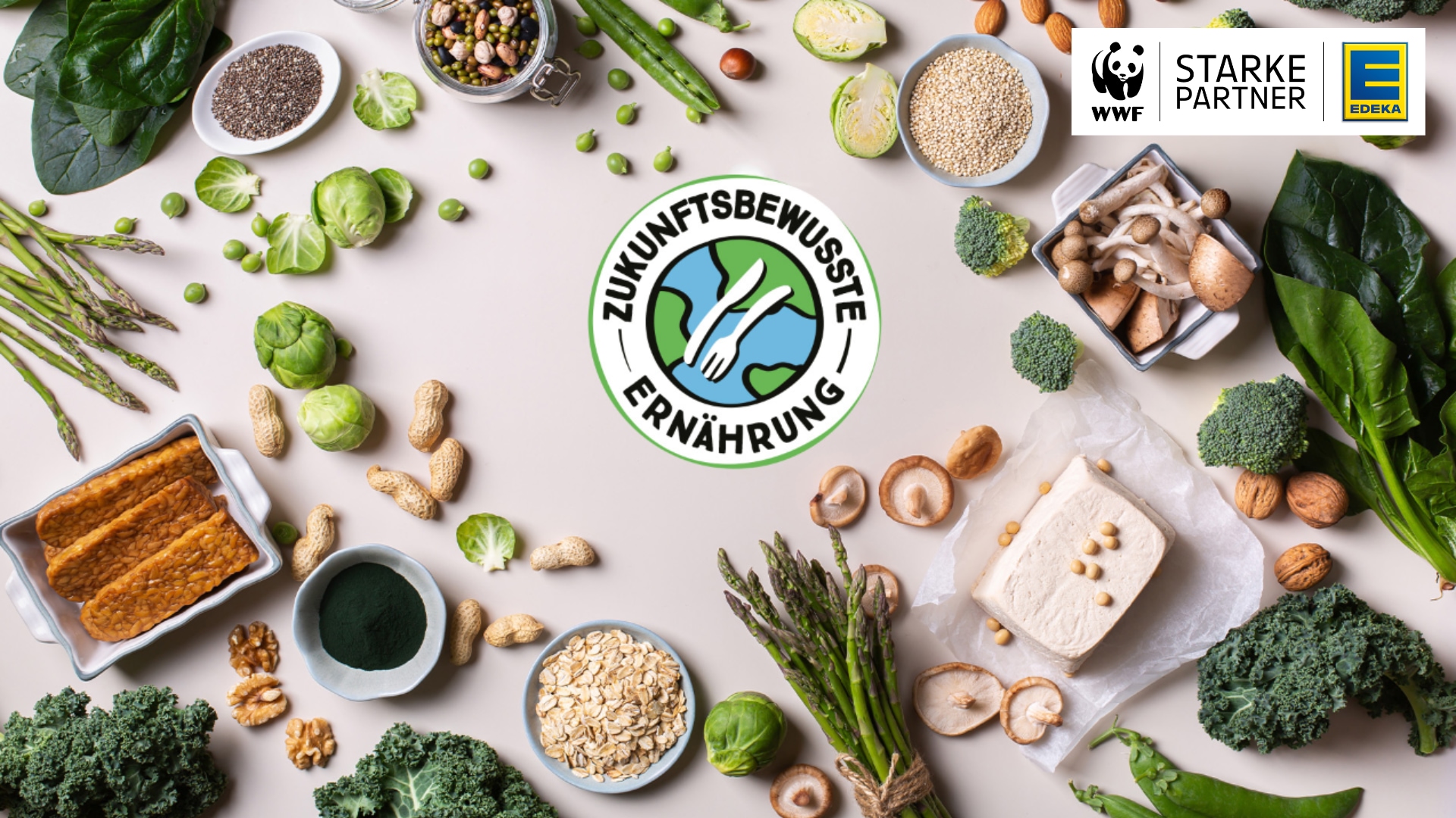 Grünes Gemüse, Pilze, Tofu, Tempeh und Nüsse, oben rechts das EDEKA & WWF-Partnerschafts-Logo