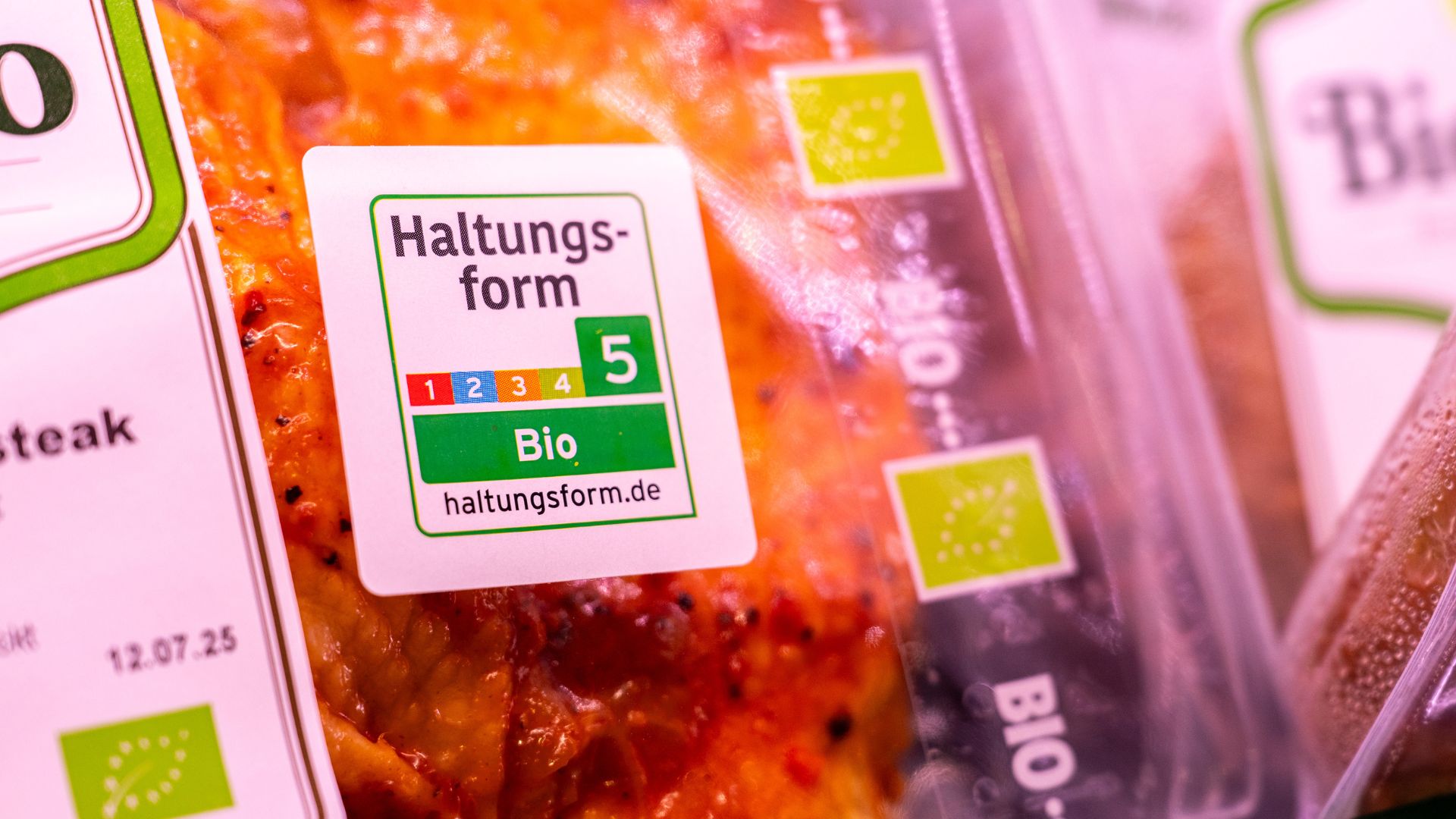 Ein Bild einer Fleischverpackung, darauf das Label für Haltungsformen Stufe 5: Bio