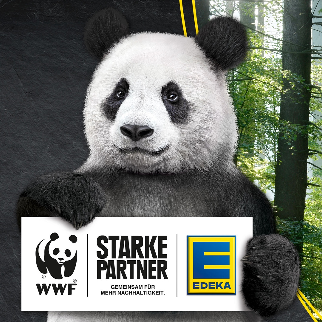 Ein Schild mit dem Logo vom WWF & von EDEKA, ebenso wie "Starke Partner - Gemeinsam für mehr Nachhaltigkeit", dahinter ein Panda.