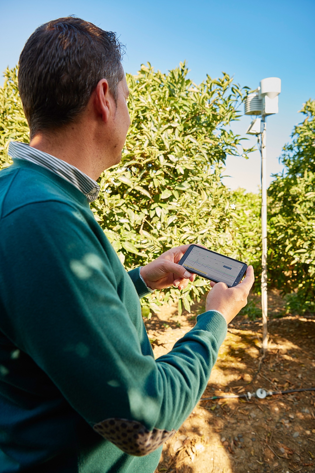 Ein Mann, der ein Telefon in der Hand hält.