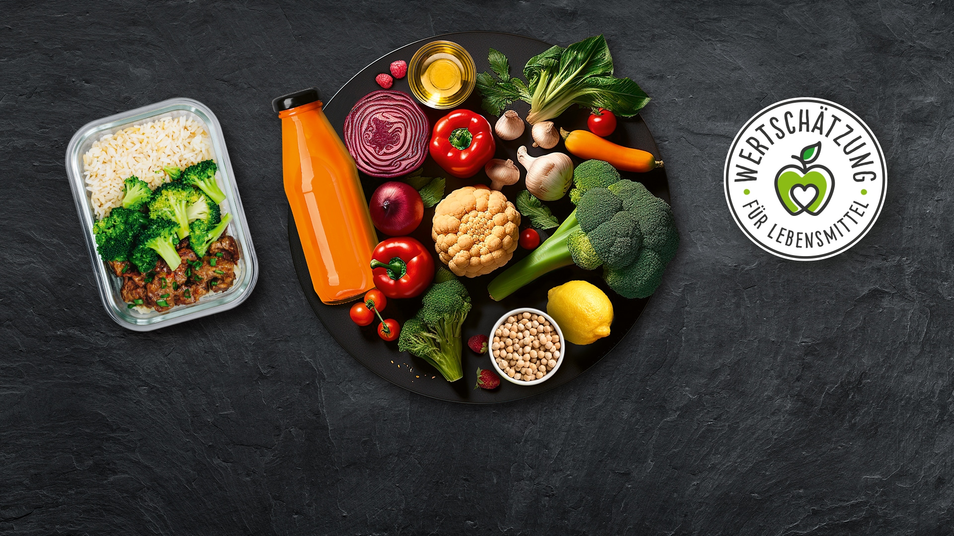 Ein Teller mit verschiedenem Gemüse und einem orangefarbenen Saft, daneben eine Schüssel mit Reis, Brokkoli und Fleisch