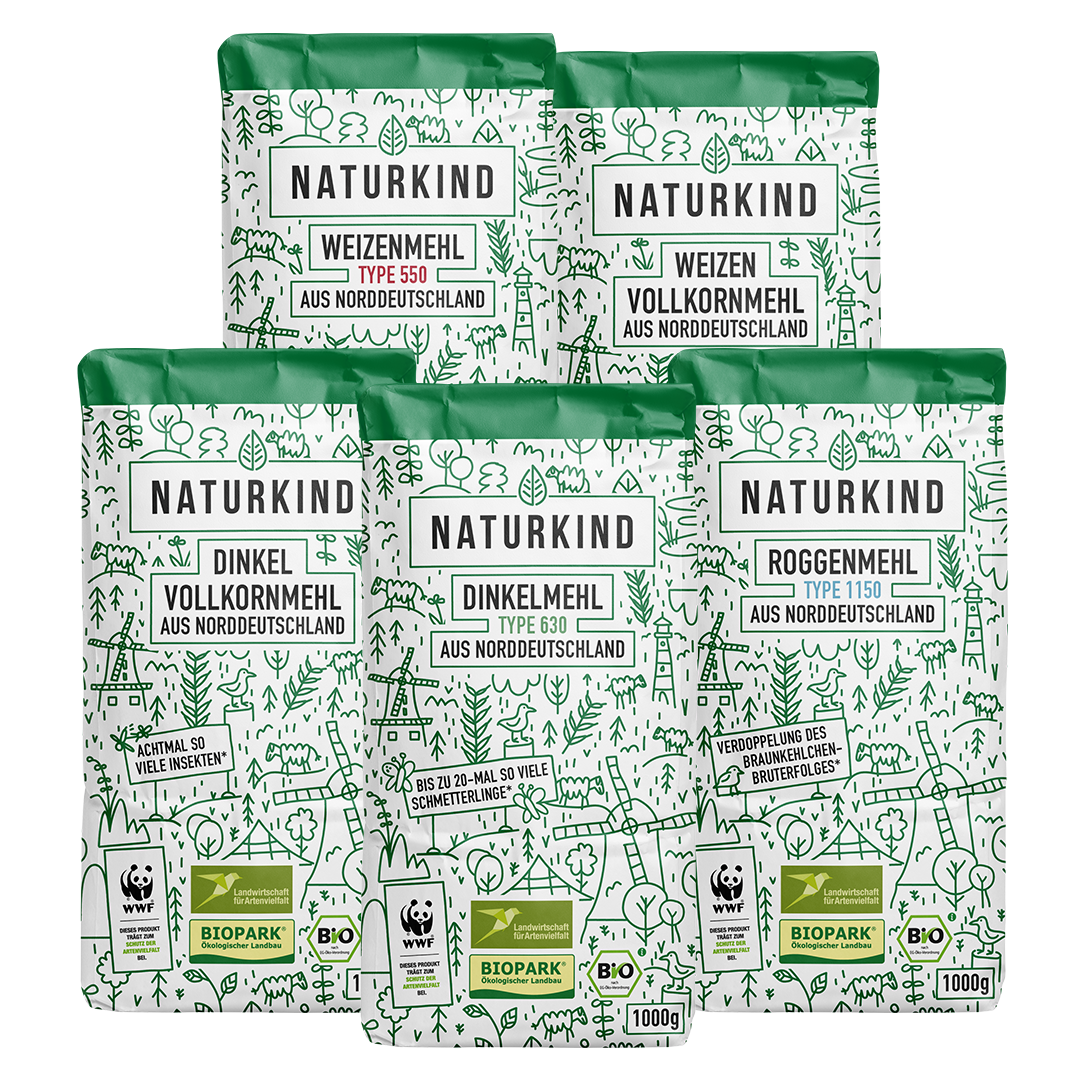 Fünf Packungen von den NATURKIND-Mehlen Weizen, Weizenvollkorn, Dinkel, Dinkelvollkorn und Roggen