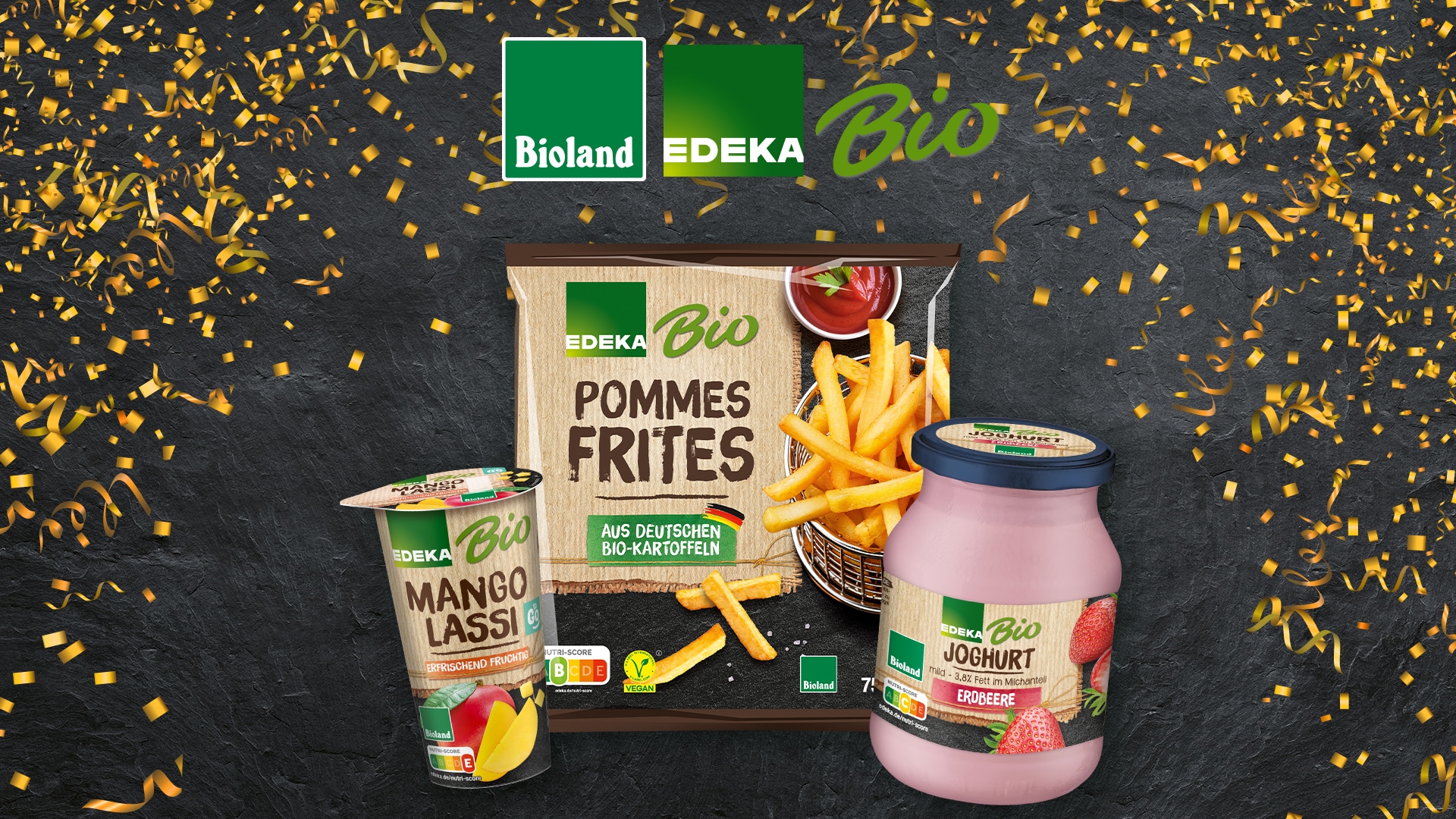 EDEKA Bio-Produkte mit Bioland-Siegel: Pommes Frites, Erdbeerjoghurt und Mango-Lassi vor dunklem Hintergrund mit goldenen Konfetti-Akzenten.