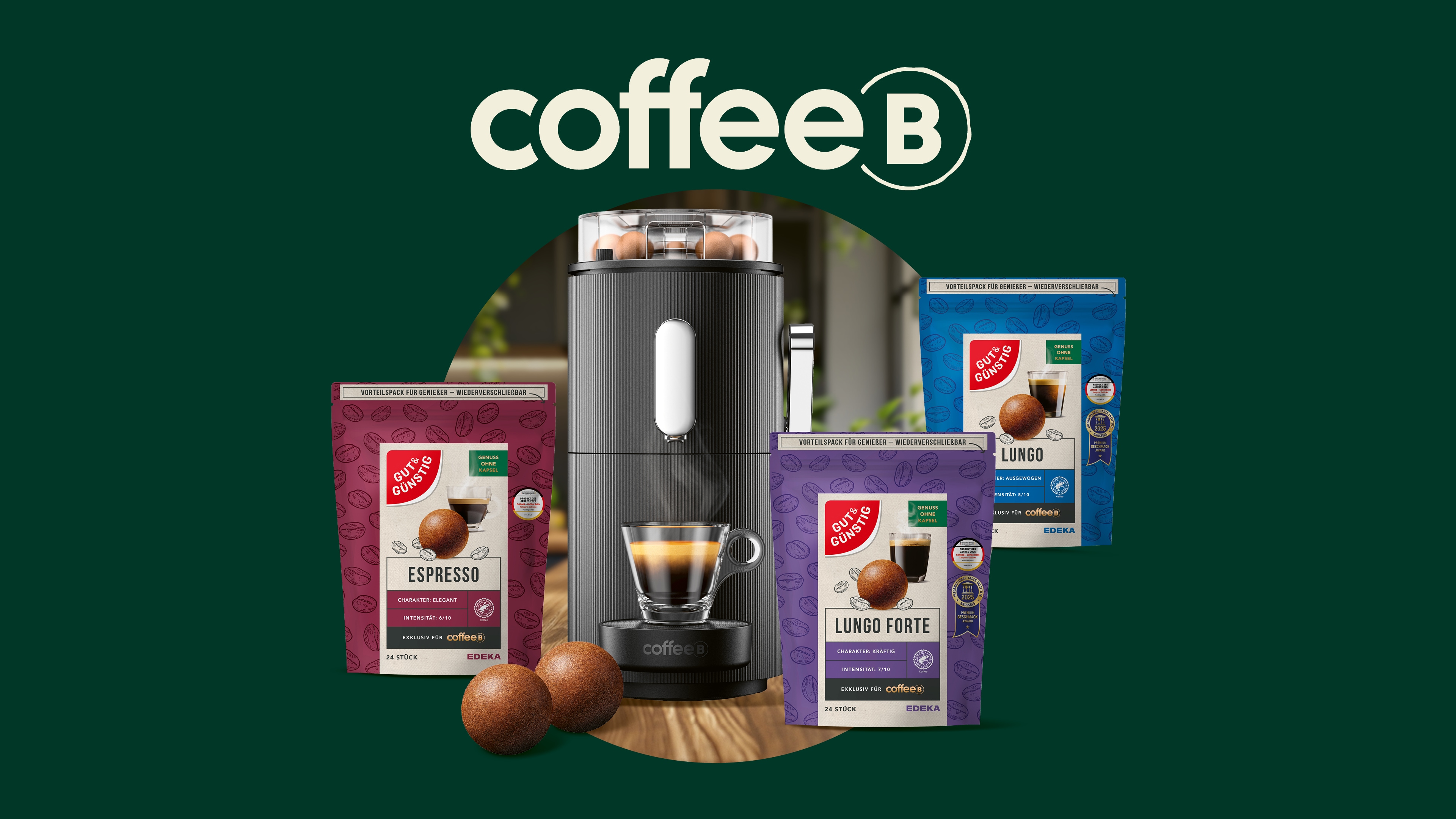 CoffeeB-Kaffeemaschine mit Kaffeekugeln und verschiedenen Kaffeesorten vor grünem Hintergrund.