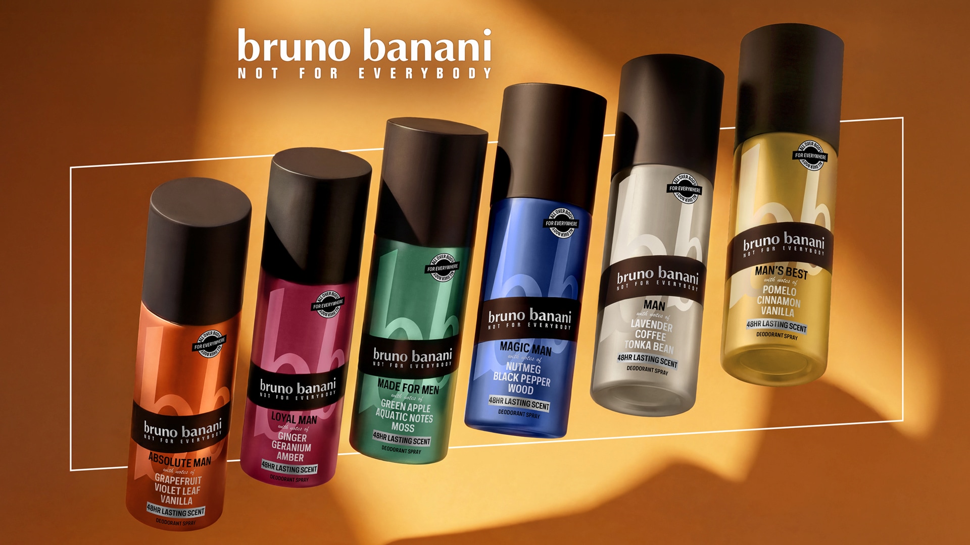 Fünf bruno banani Deodorantsprays in verschiedenen Duftvarianten vor warmem, goldbraunem Hintergrund mit Markenlogo.