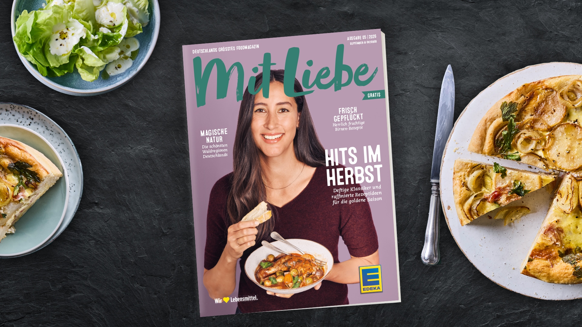 EDEKA-Kundenmagazin „Mit Liebe“ auf einem gedeckten Tisch mit Salat, Quiche und Besteck. Titelseite mit Herbstrezepten und saisonalen Themen.