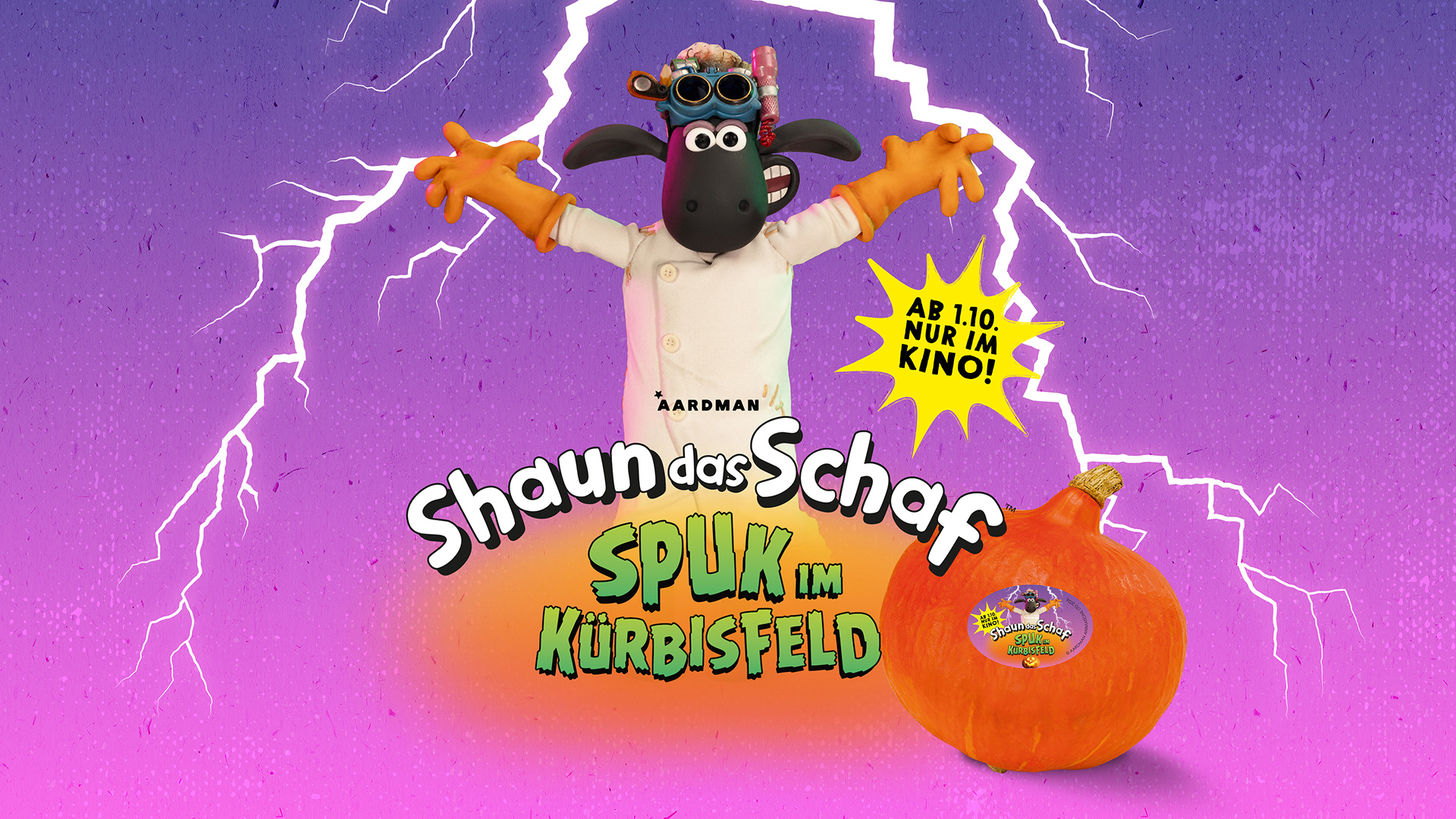„Shaun das Schaf: Spuk im Kürbisfeld“ mit Shaun vor violettem Hintergrund mit Blitzen und einem Kürbis rechts.