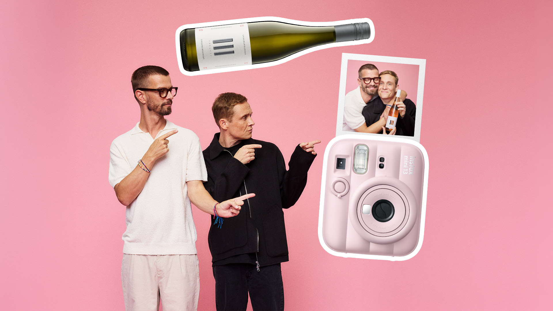 Joko Winterscheidt und Matthias Schweighöfer vor rosafarbenem Hintergrund zeigen auf eine Weinflasche, ein Sofortbildfoto und eine rosafarbene Sofortbildkamera in Collage-Optik.
