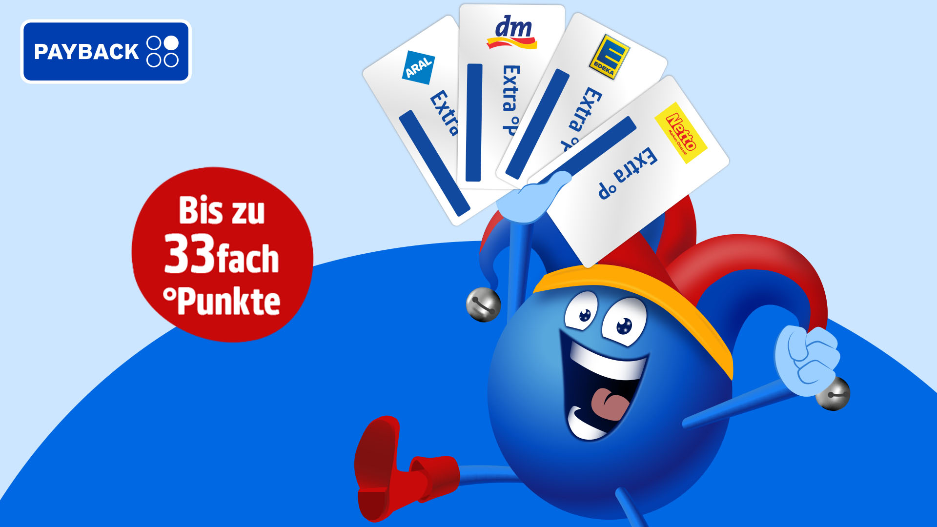 PAYBACK-Figur mit Narrenkappe hält mehrere Partnerkarten; Hinweis auf bis zu 33-fach PAYBACK Punkte.