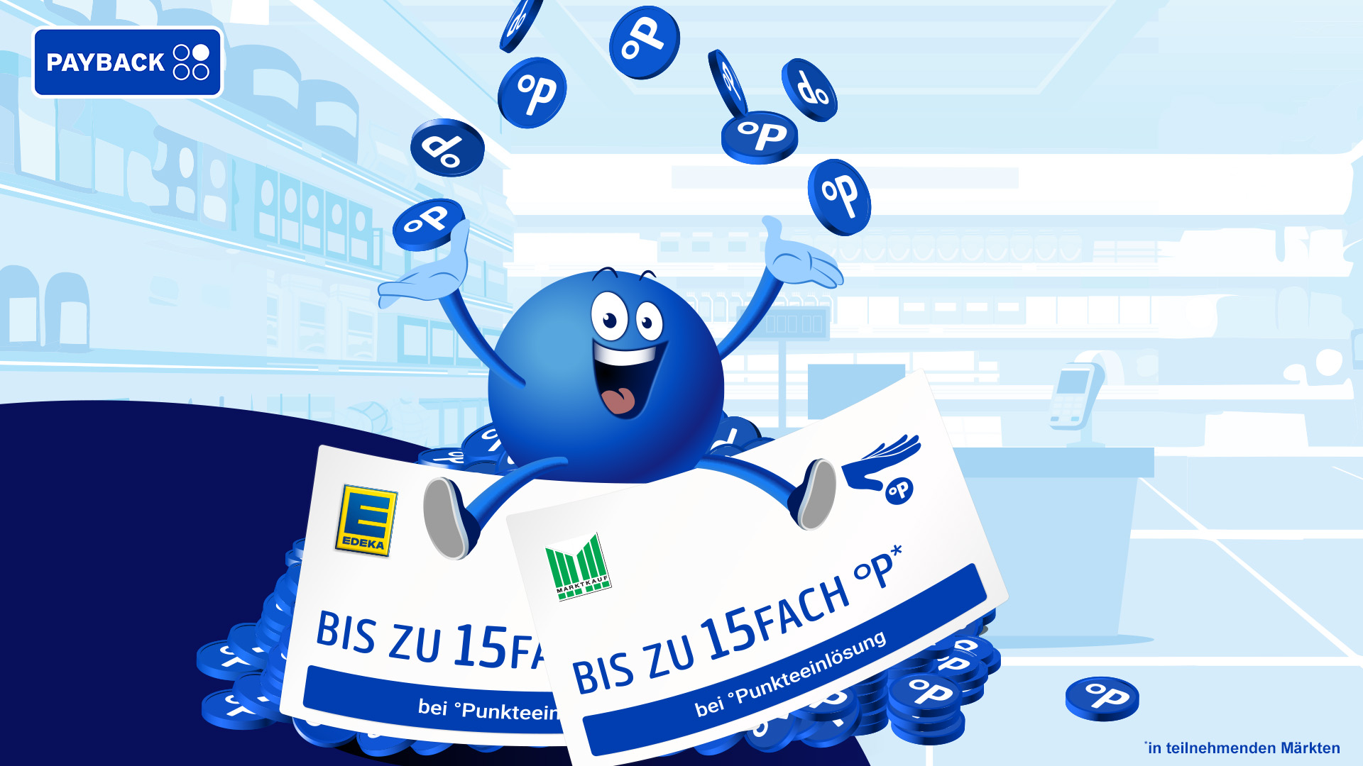 PAYBACK-Figur sitzt auf Gutscheinen, umgeben von PAYBACK-°Punkten vor einem Supermarkt-Hintergrund.