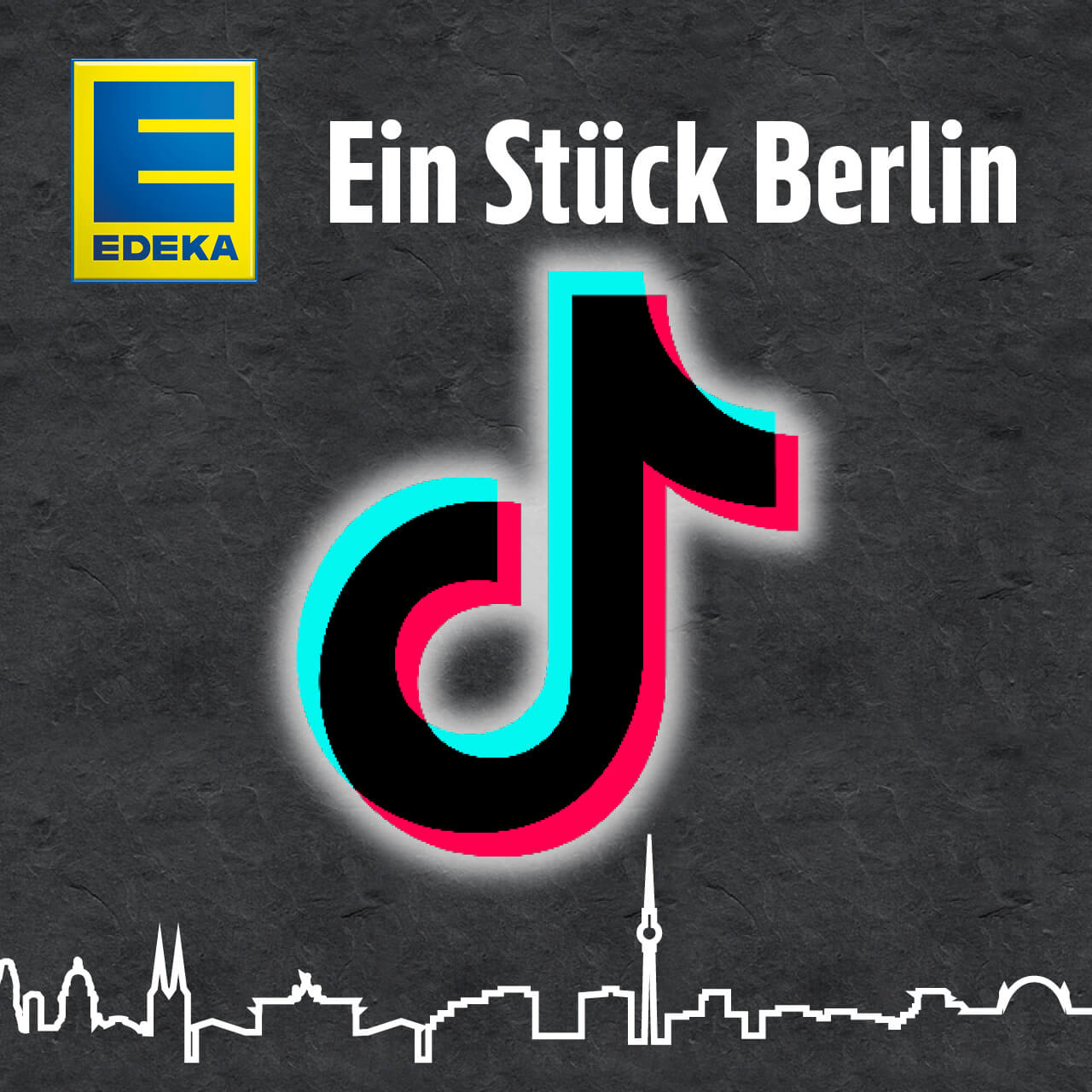 Das Bild zeigt das Tiktok Logo auf schwarzem Schieferhintergrund mit der Skylin von Berlin unten im unteren Bereich, dem EDEKA Logo oben links und dem Schriftzug "Ein Stück Berlin" daneben.