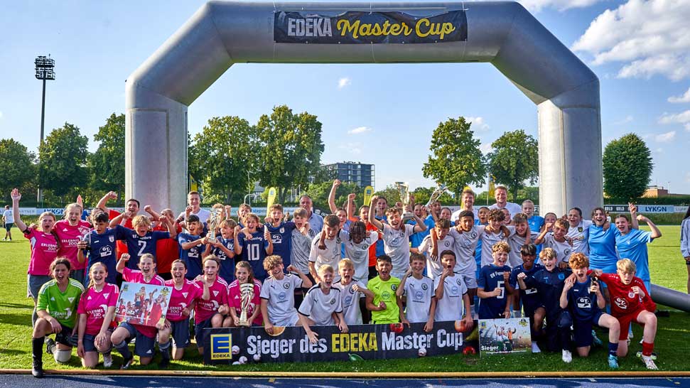 Alle Jugend-Fußball-Mannschaften posieren zum Abschluss jubelnd.