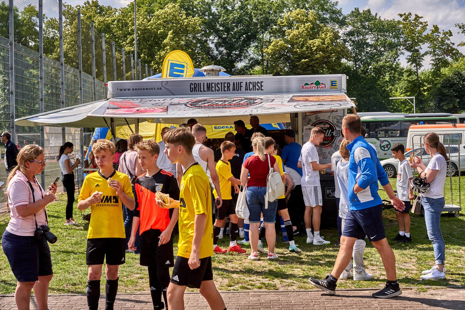 Ein Verkaufswagen mit der Aufschrift „Grillmeister auf Achse“ auf dem Gelände des Fußball-Turnieres.