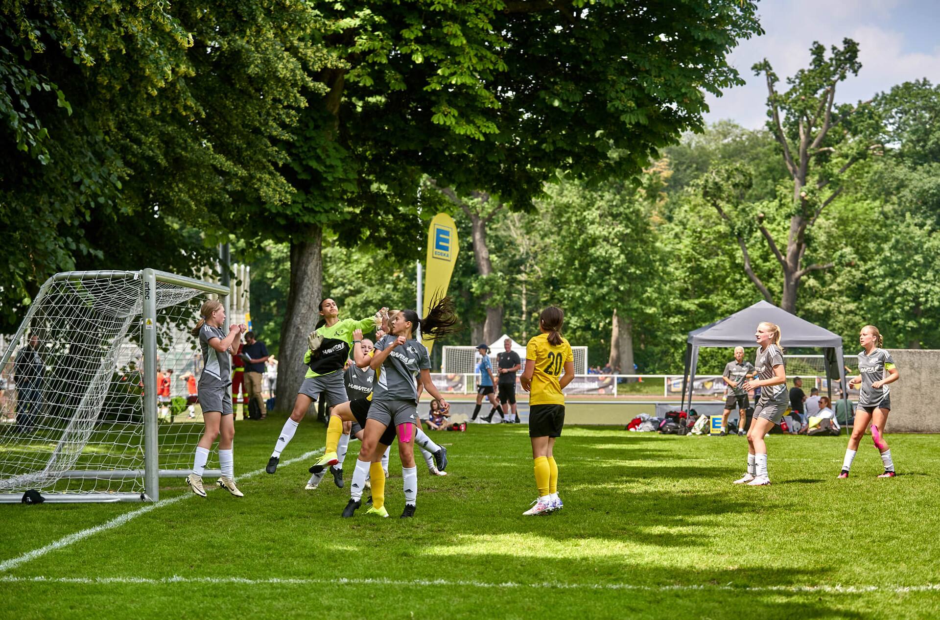 Getümmel im Strafraum bei einem Spiel von Jugend-Fußballerinnen.