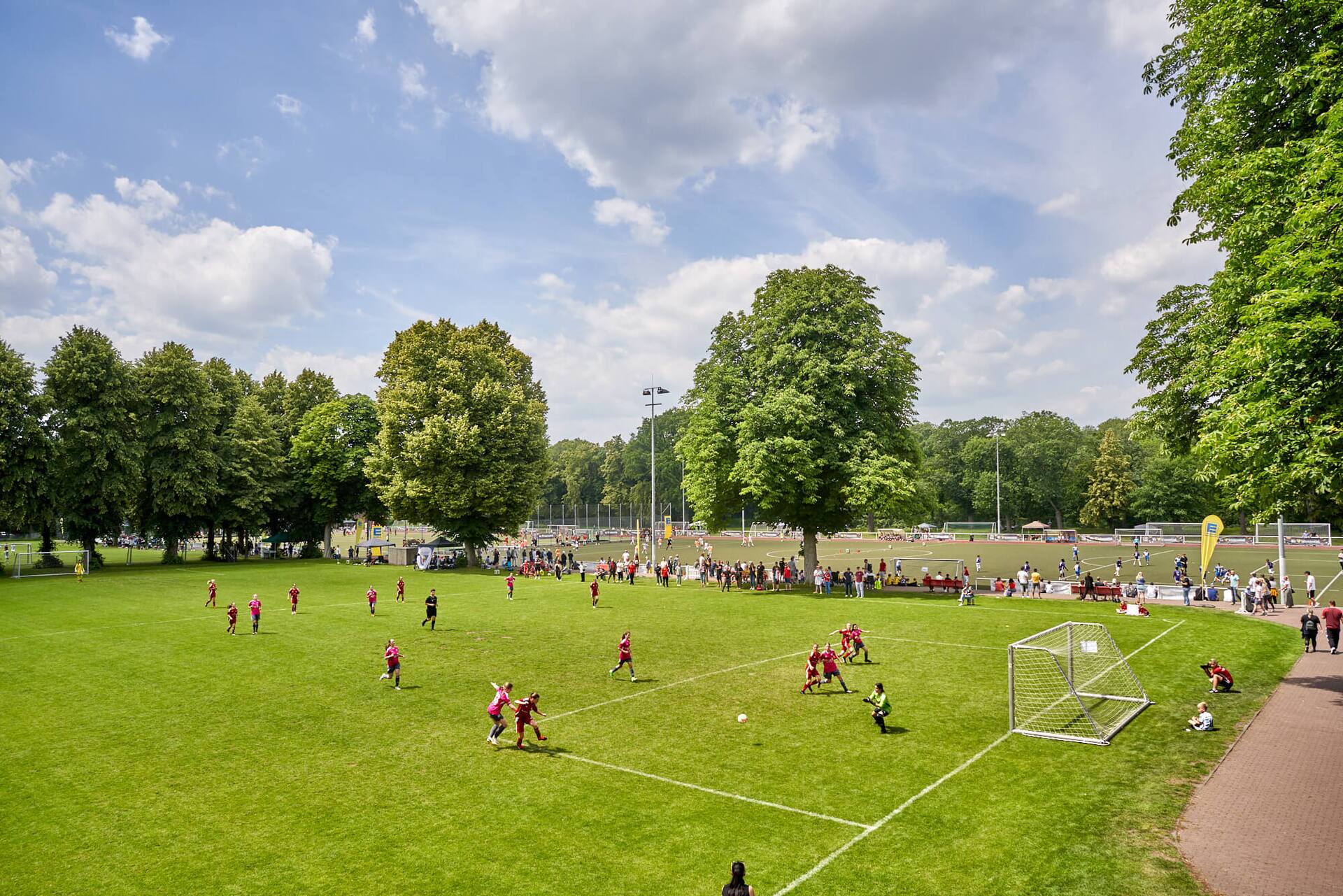 Luftaufnahme eines Spielfeldes beim Jugend-Fußballturnier.
