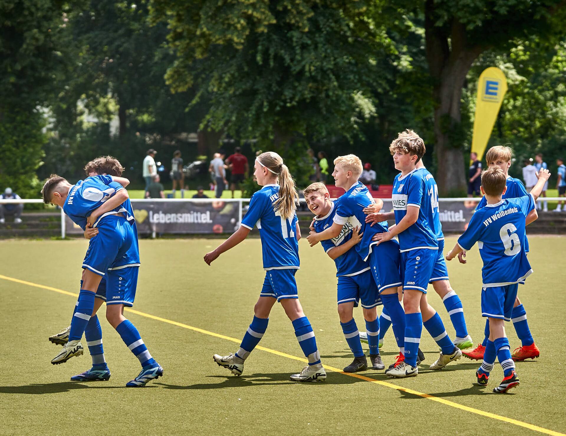 Kollektiver Jubel beim Jugend-Fußballteam von JFV Weißenfels.