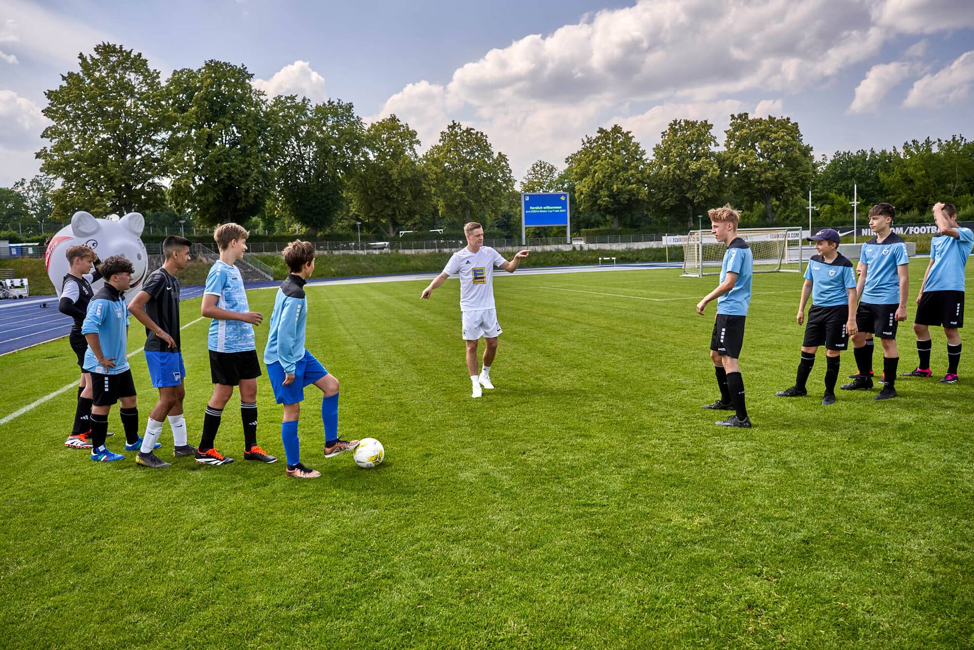 Trainingsübungen für ein männliches Jugendfußballteam unter der Leitung von Ex-Profi Felix Kroos.