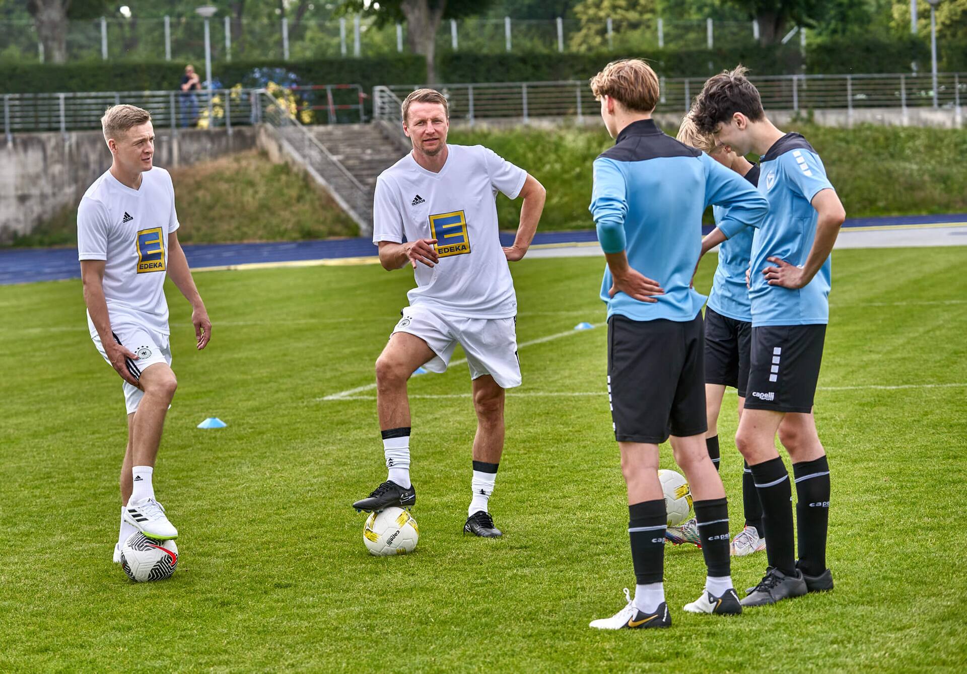 Die Ex-Profis Felix Kroos und Maik Franz geben Tipps beim Training eines männlichen Jugend-Fußballteams.