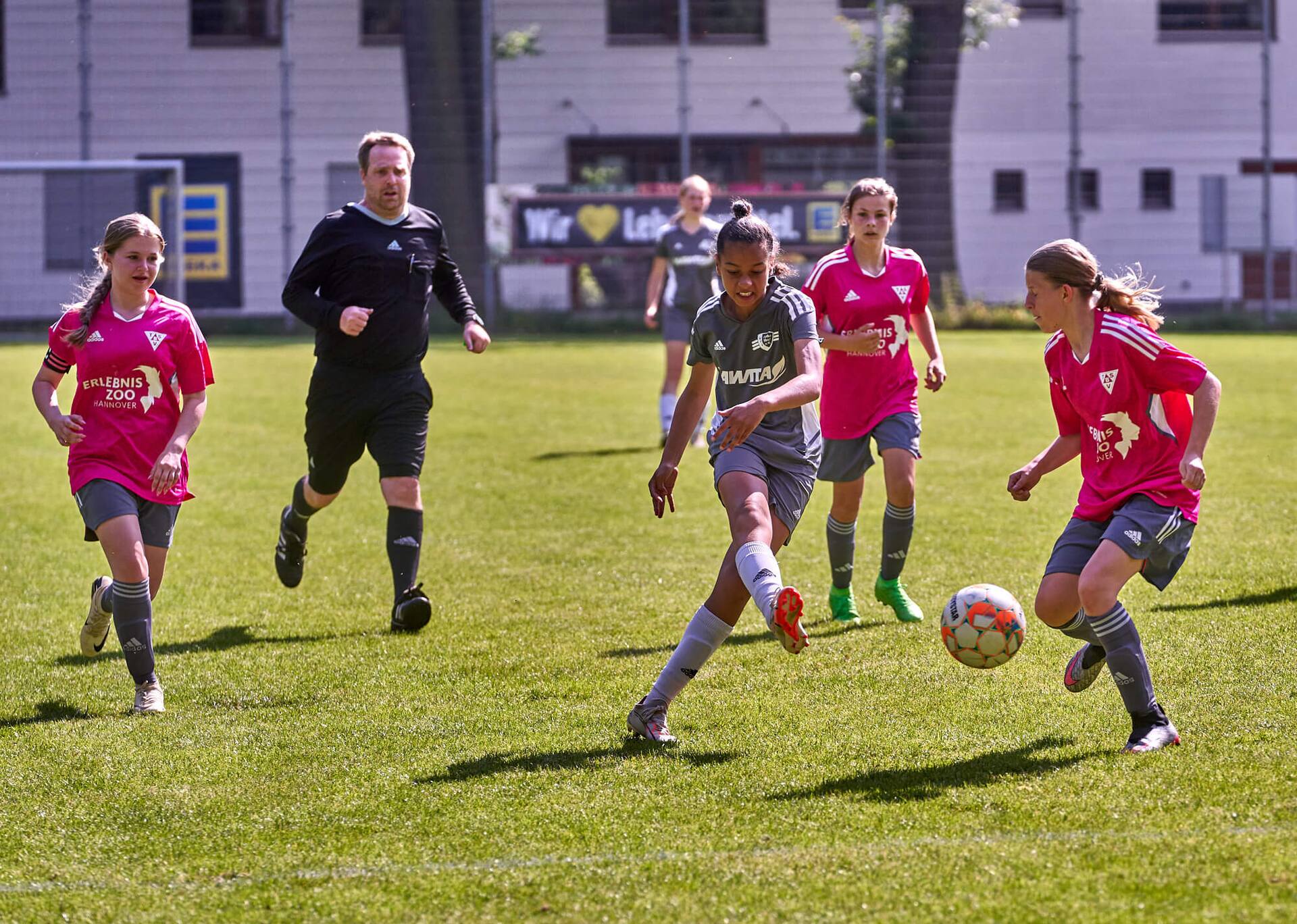 Eine Jugend-Fußballspielerin in einer dynamischen Schusshaltung.