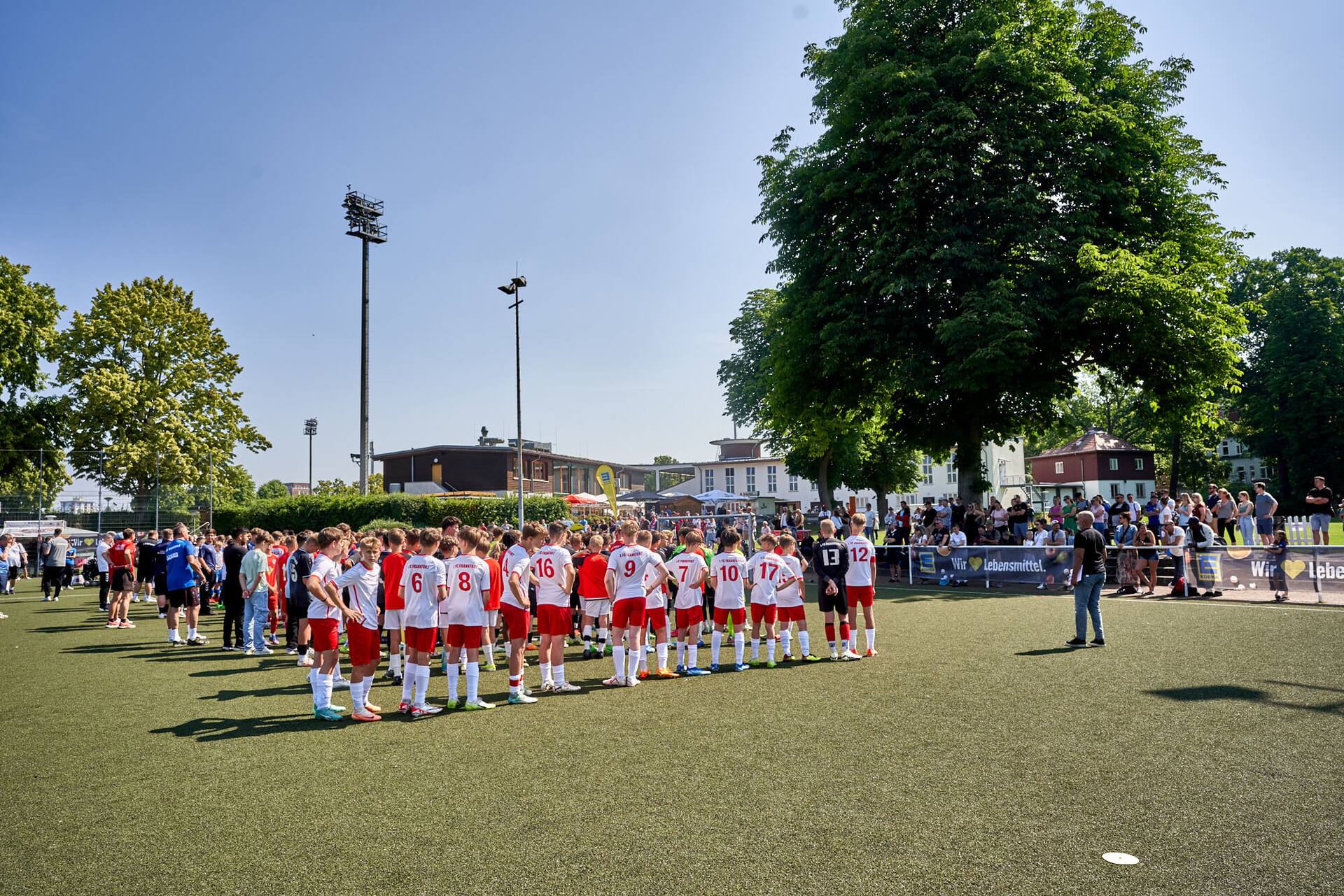 Für die Siegerehrung stehen alle Mannschaften in Reihen nebeneinander.
