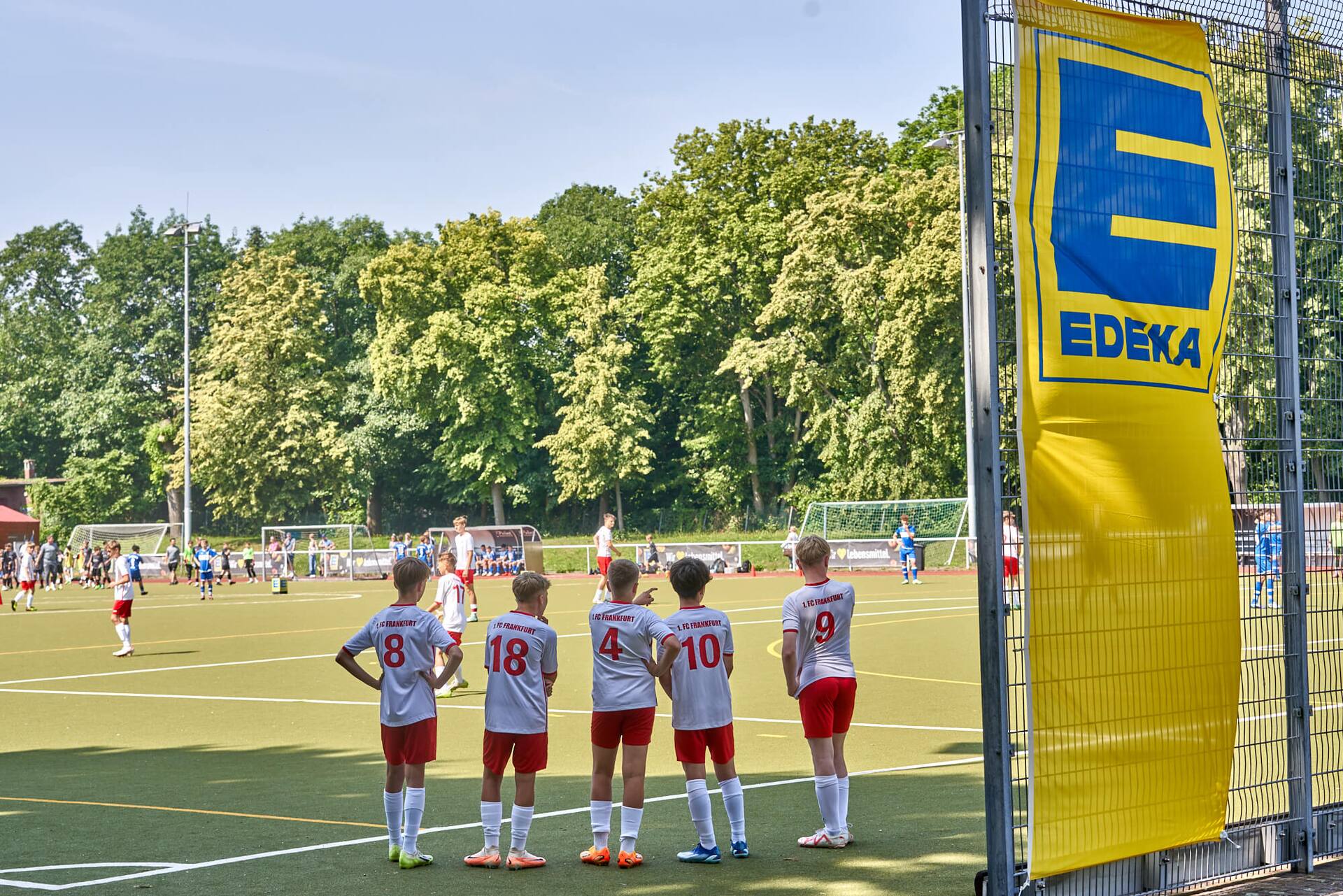 Fünf Spieler vom 1. FC Frankfurt warten außerhalb des Spielfeldes auf ihren Einsatz.
