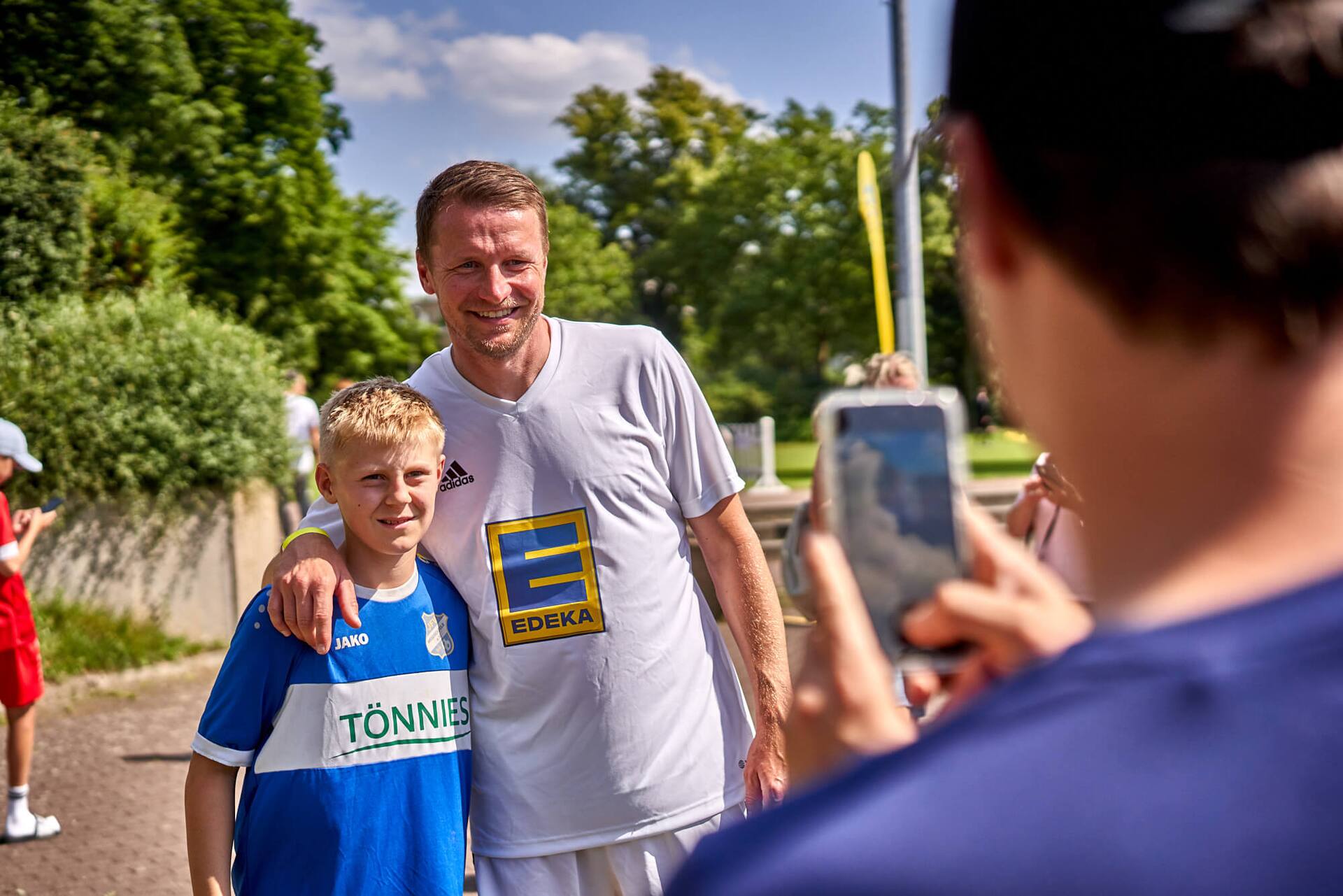 Ex-Profi Maik Franz posiert mit einem jungen Fan für ein Foto.