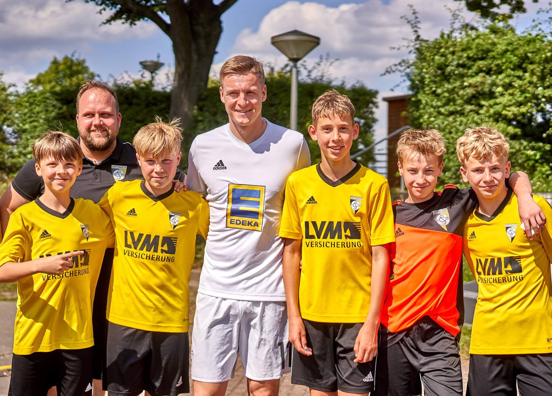 Ex-Profi Felix Kroos posiert mit fünf Jugendspielern für ein Foto.