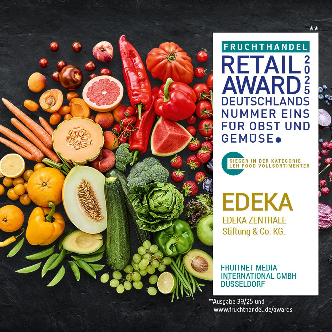 EDEKA hat den Fruchthandel Retail Award 2025 als Deutschlands Nummer Eins für Obst und Gemüse in der Kategorie LEH Food Vollsortimenter gewonnen. Das Bild zeigt eine farbenfrohe und vielfältige Auswahl an frischem Obst und Gemüse, wie Karotten, Melonen, Paprika, Tomaten, Erdbeeren, Trauben und Avocados, die auf einem dunklen Hintergrund arrangiert sind.
