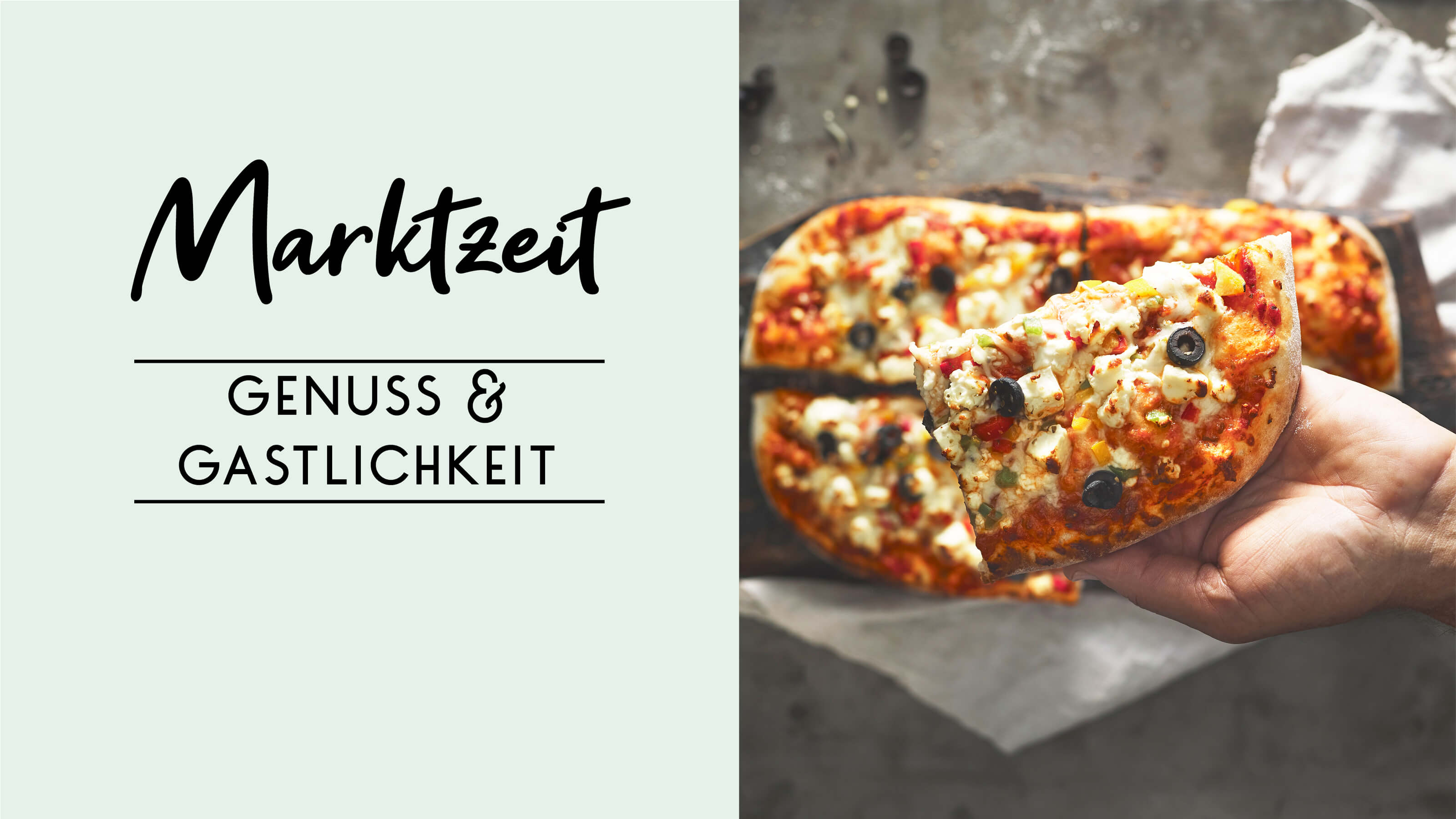 Schriftzug links auf Lindgrün: Marktzeit - Genuss & Gastlichkeit. Rechts: Eine Hand hält ein Stück zubereitete Pizza in der Hand nach oben. Unten liegt der Rest der Pizza auf einem Holzbrett.