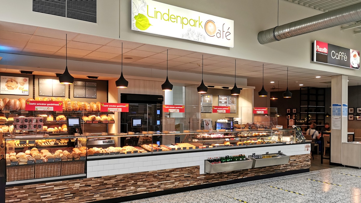Das Bild zeigt das Lindenpark Café. Die Bedientheke ist voll mit Backwaren.
