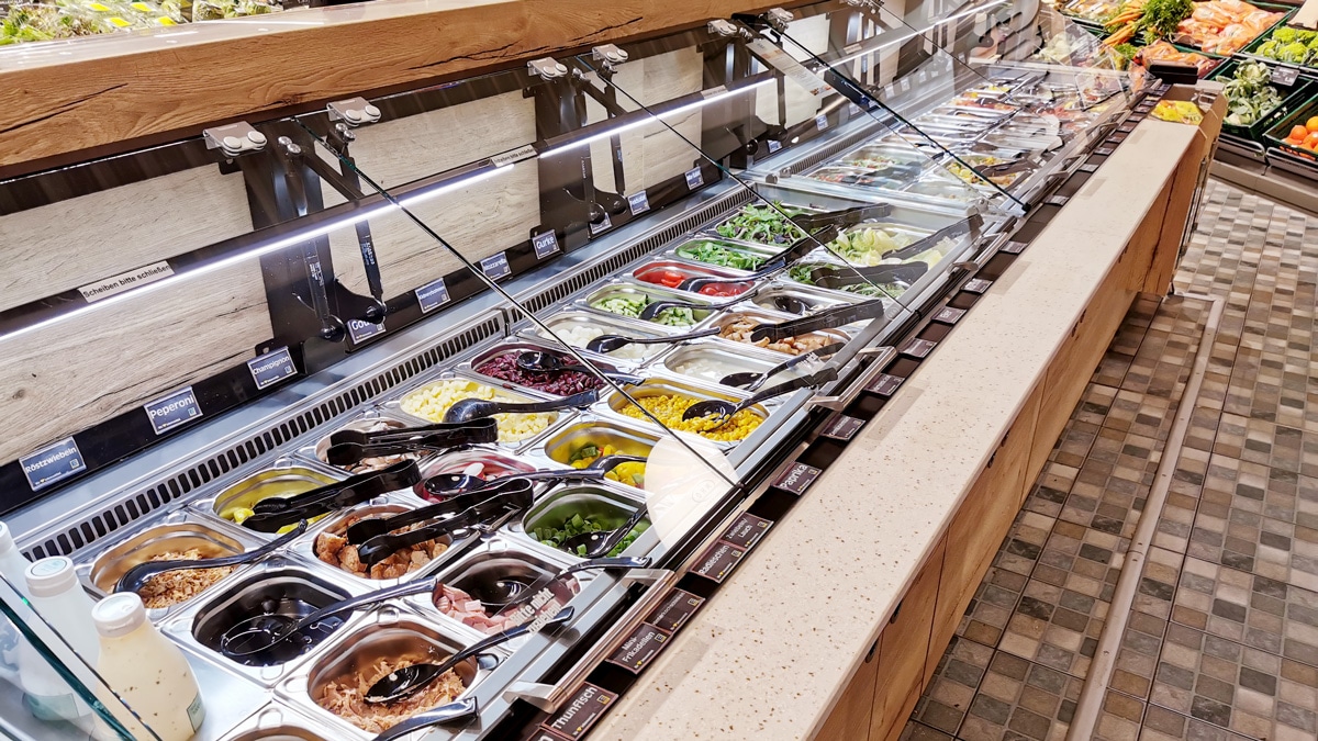 Das Bild zeigt die Salatbar des Marktes.