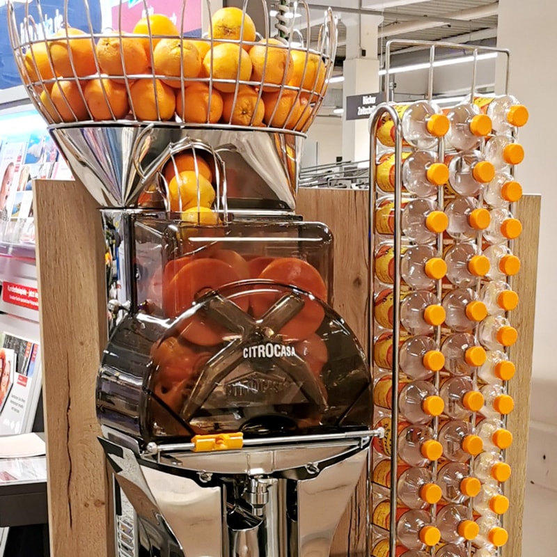 Das Bild zeigt die Orangensaft-Presse des Marktes.