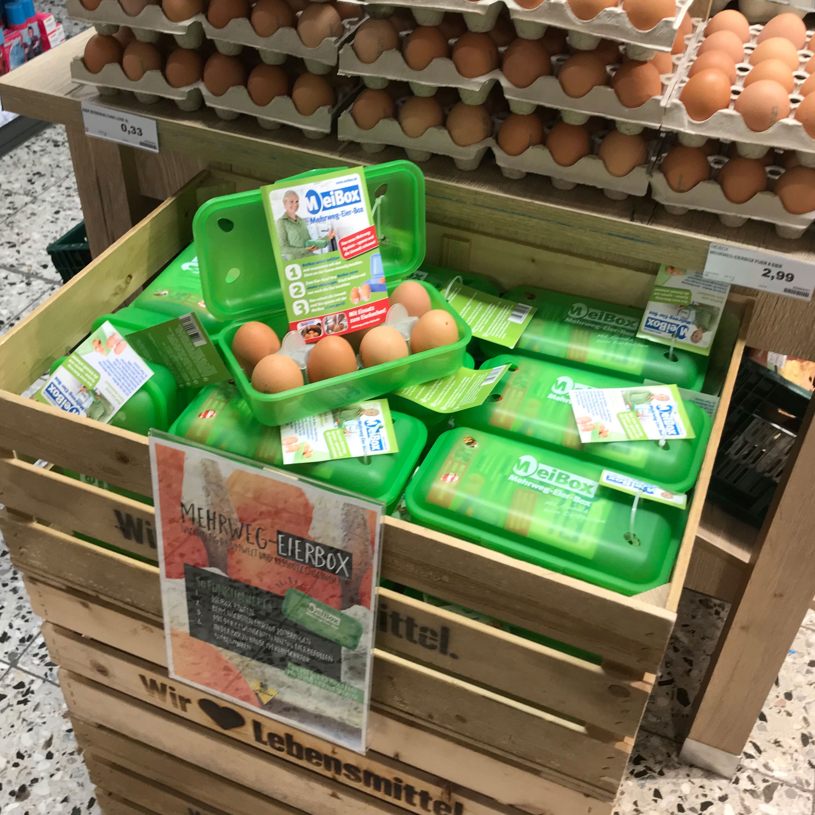 Das Bild zeigt den Holaufsteller für die Mehrweg-Eierboxen.