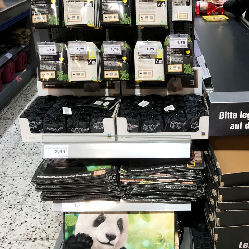 Das Bild zeigt das Regal an der Kasse mit allen WWF-Produkten.