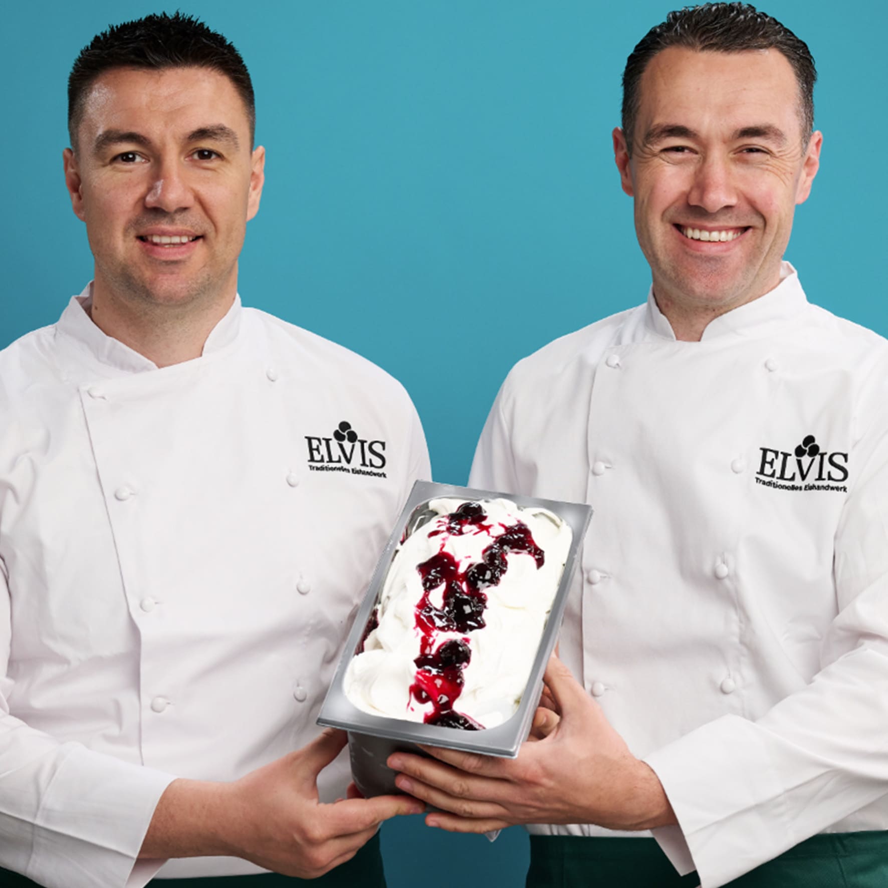 Elvis und Drazen Bogicevic halten einen Behälter mit Eis.