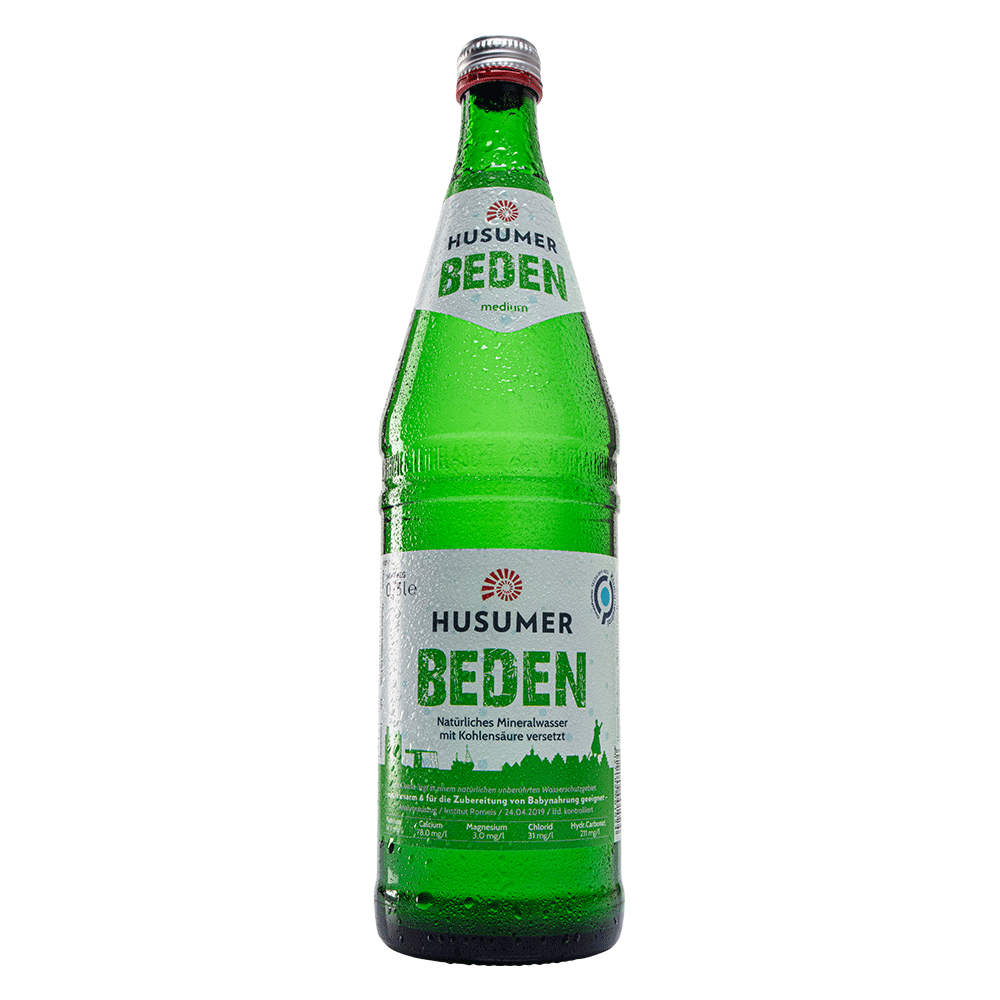 Grüne Glasflasche für Mineralwasser mit weißem Etikett: Husumer Beden.