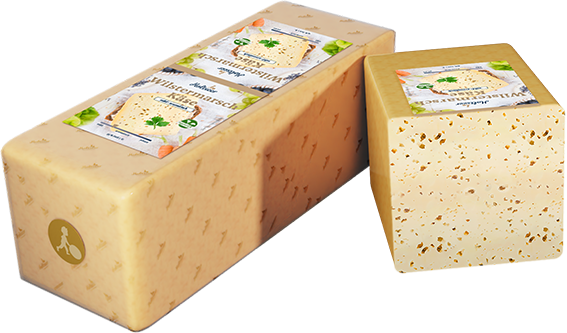 Lange Packung Wilstermarschkäse neben einer halben aufgeschnittenen Packung.