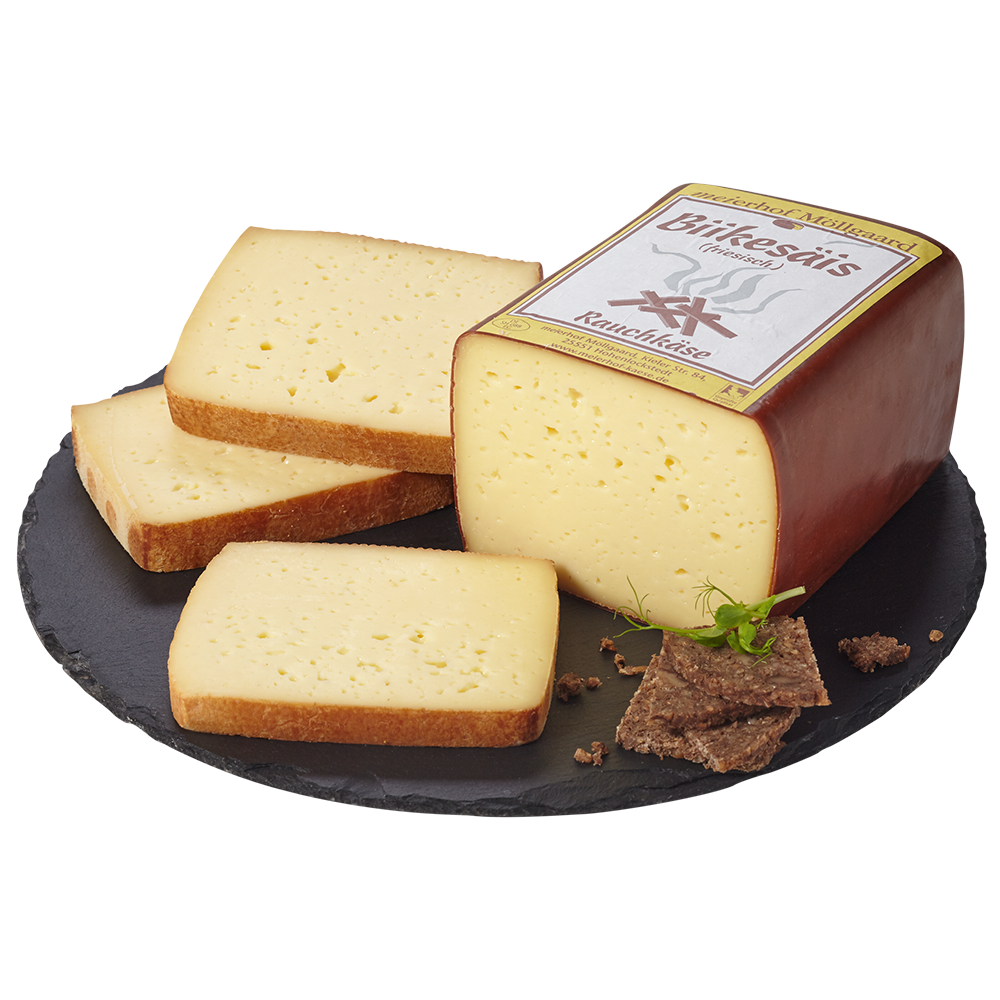 Ein Laib Biikesäis Rauchkäse auf einem Teller. Daneben drei fingerdicke Scheiben der Sorte.