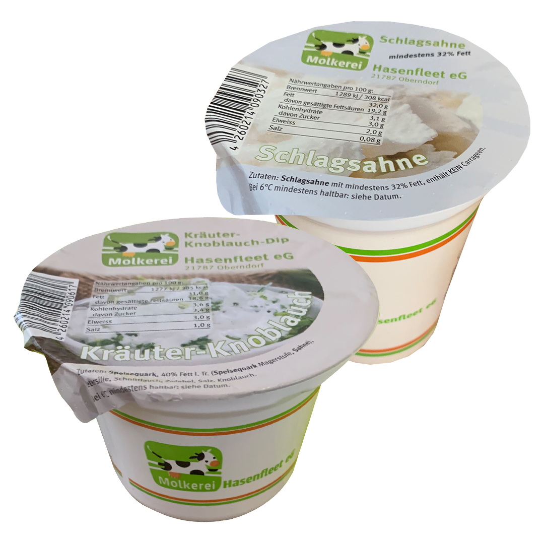 Zwei Produkte der Molkerei Hasenfleet in weißen Bechern: Kräuter-Knoblauch-Dip und Schlagsahne.