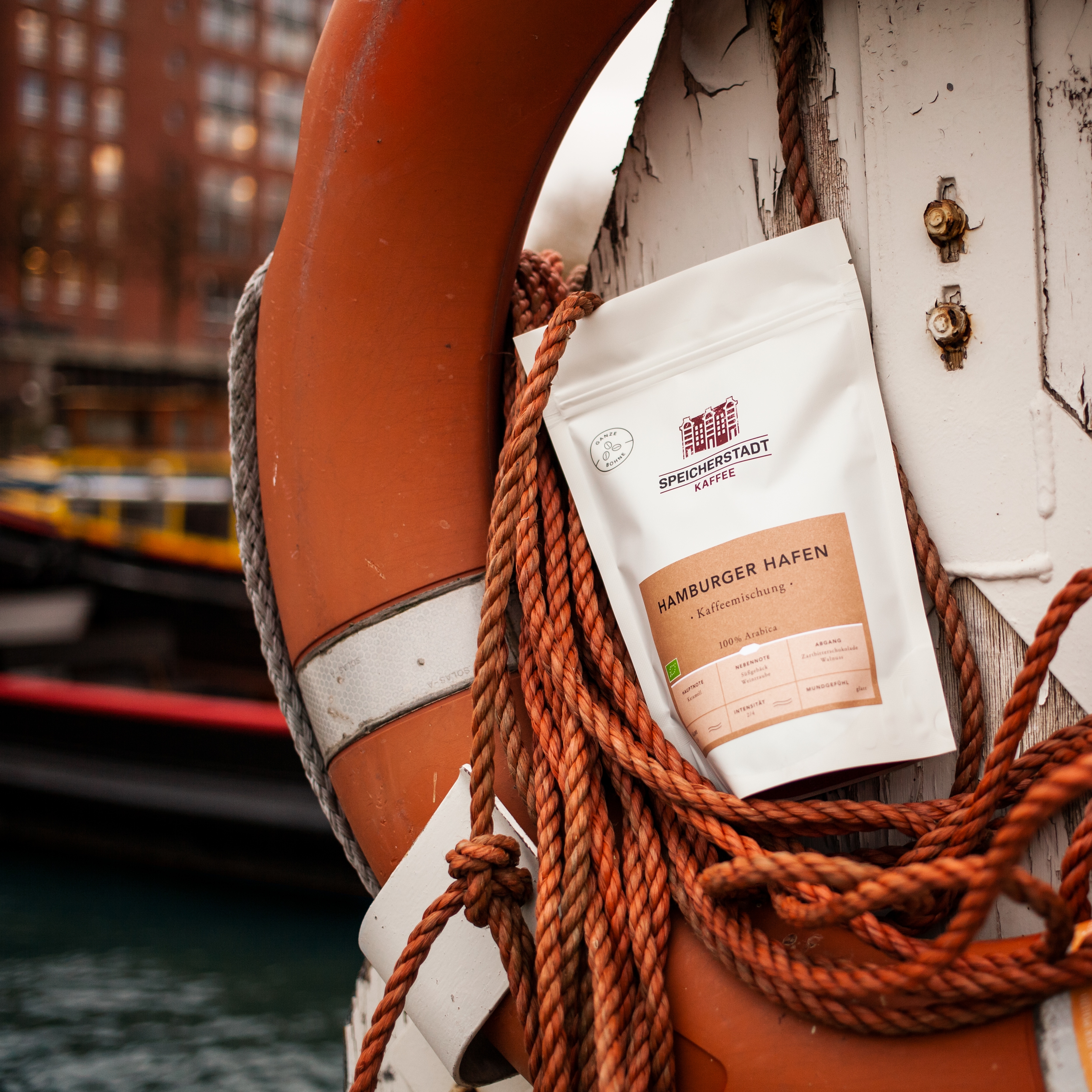 Weiße Tüte Kaffee in einem Rettungsring. Auf der Packung steht Speicherstadt Kaffee Hamburger Hafen Kaffeemischung.