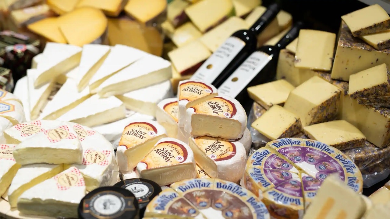 Käseauslage mit Weich- und Hartkäsesorten.