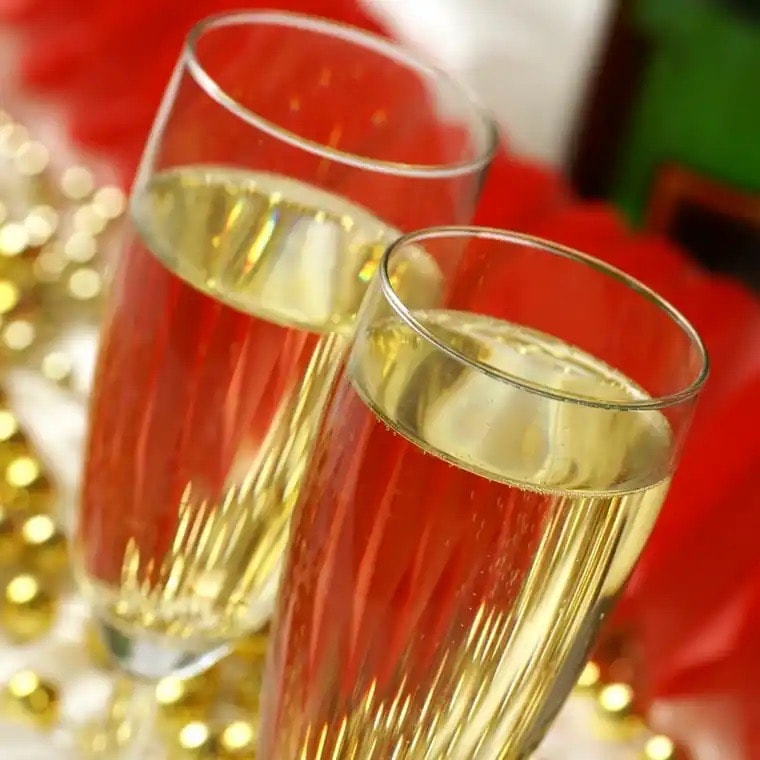 Nahaufnahme zweier gefüllter Sektgläser.