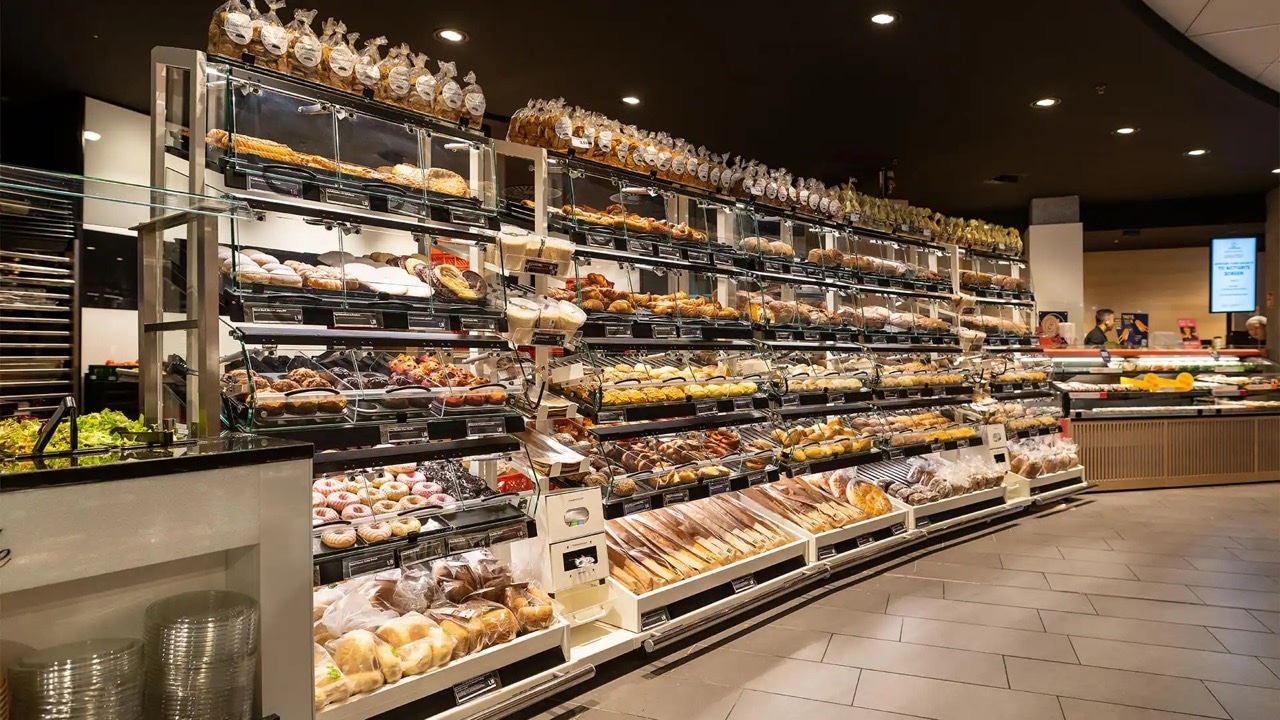 Backregal in einem Supermarkt.