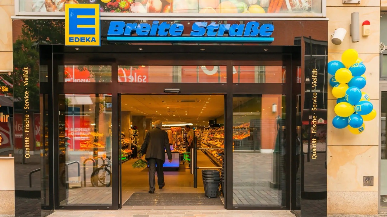 Eingangsbereich mit Schiebeglastür bei EDEKA Breite Straße.