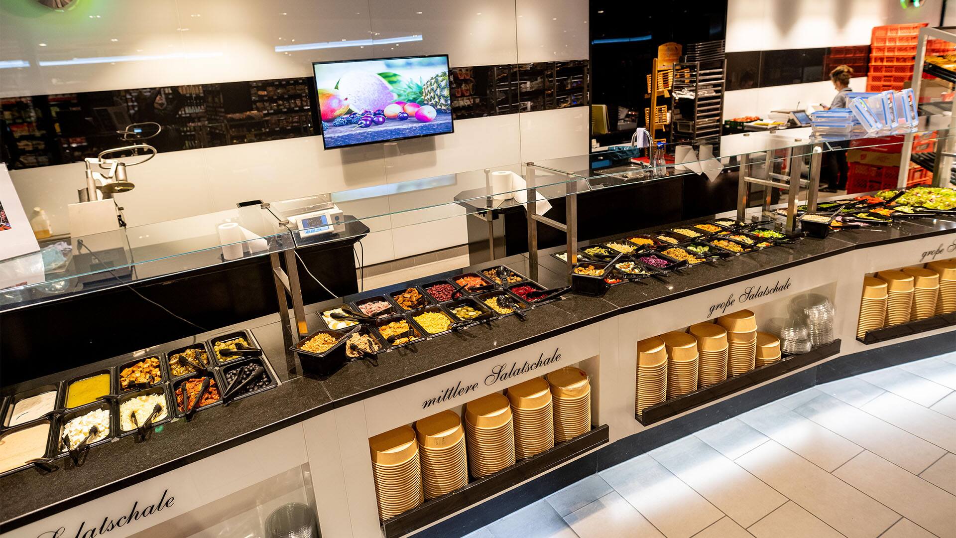 Salatbar mit Schalen in verschiedenen Größen.