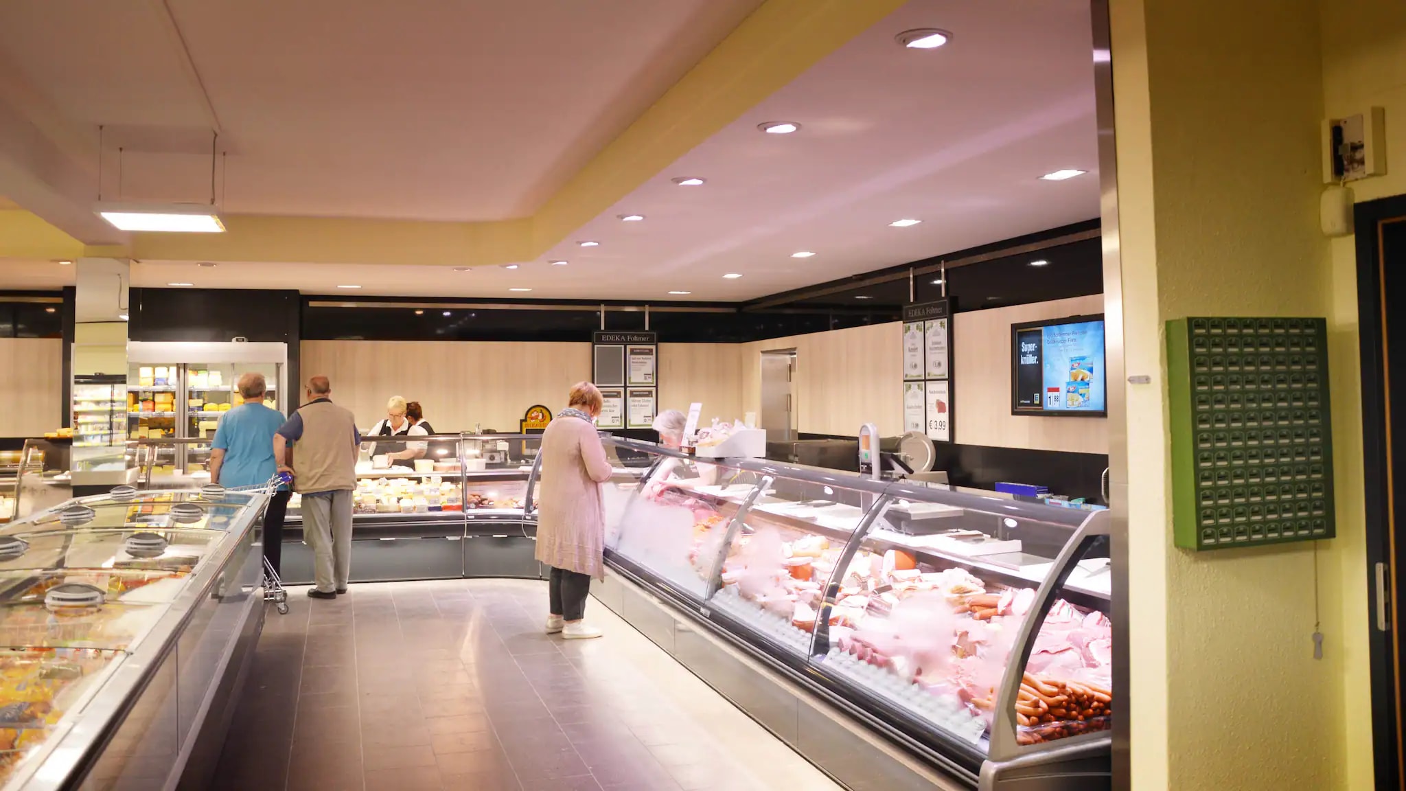 Verglaste Auslagen der Wurstabteilung eines EDEKA-Marktes.