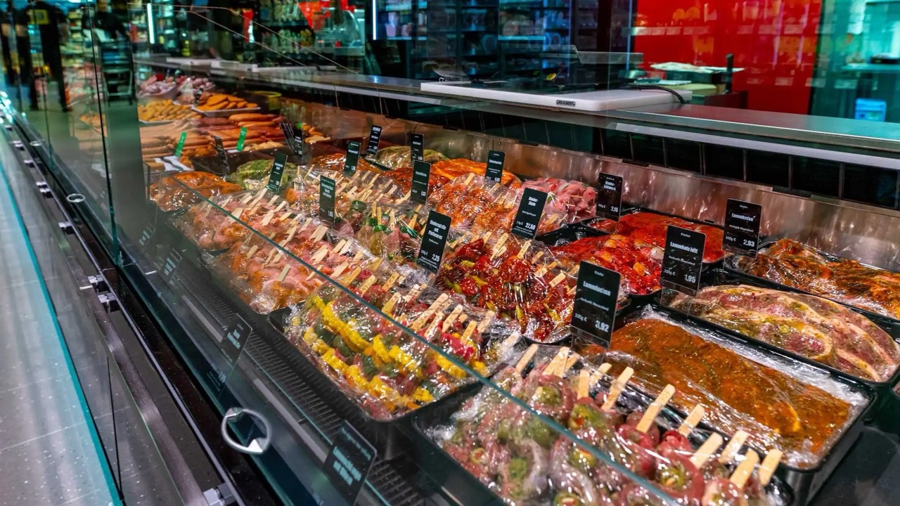 Auslage der Frischetheke mit Grillfleisch.