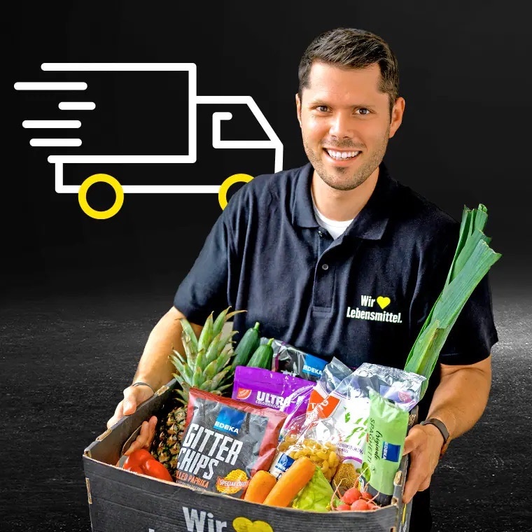 Ein lächelnder Mann in schwarzem EDEKA-Poloshirt hält einen Karton mit verschiedenen Produkten. Im Hintergrund das Symbol für den EDEKA Lieferdienst.