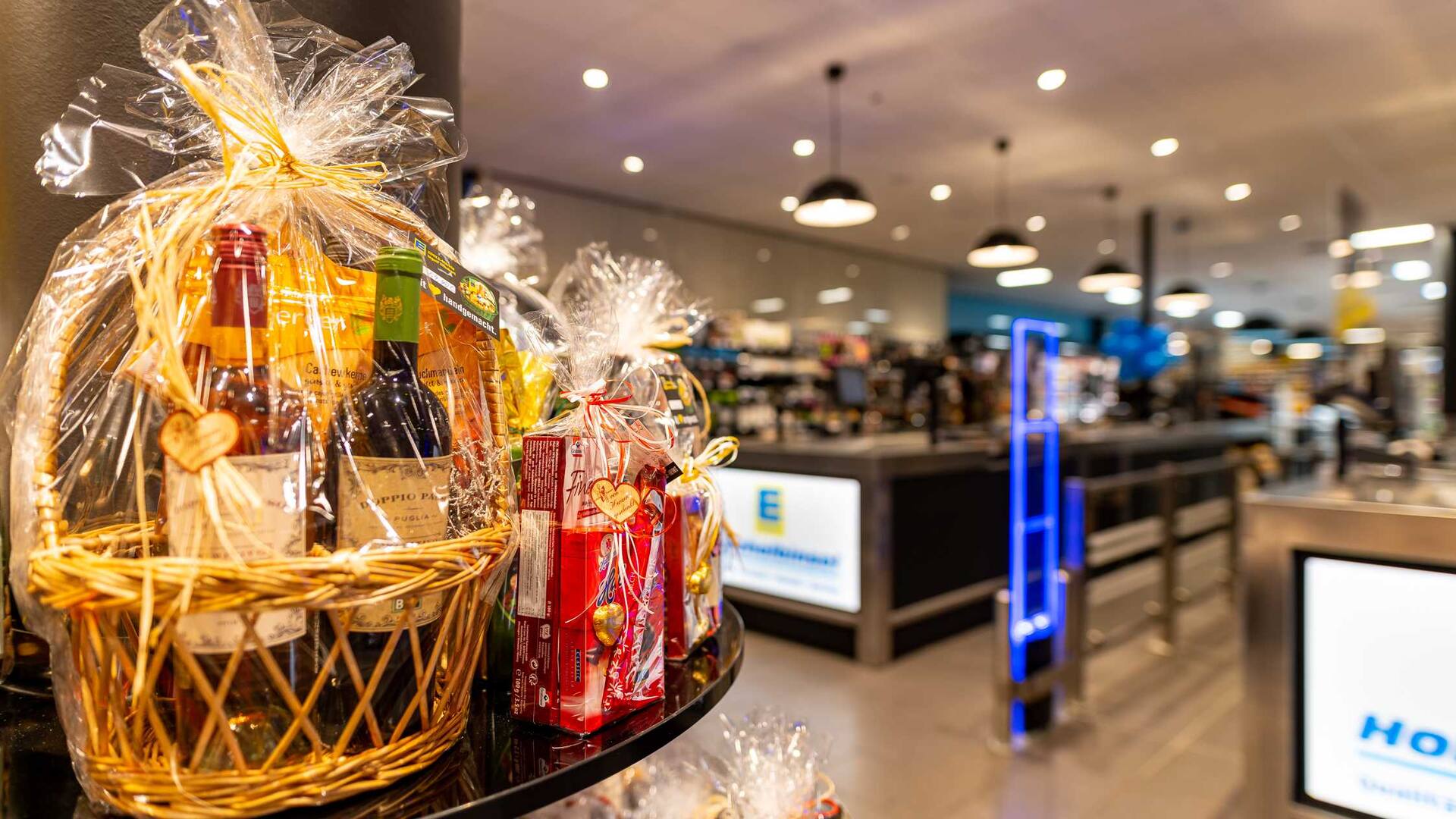 Kleiner Präsentkorb am Eingang des Marktes.